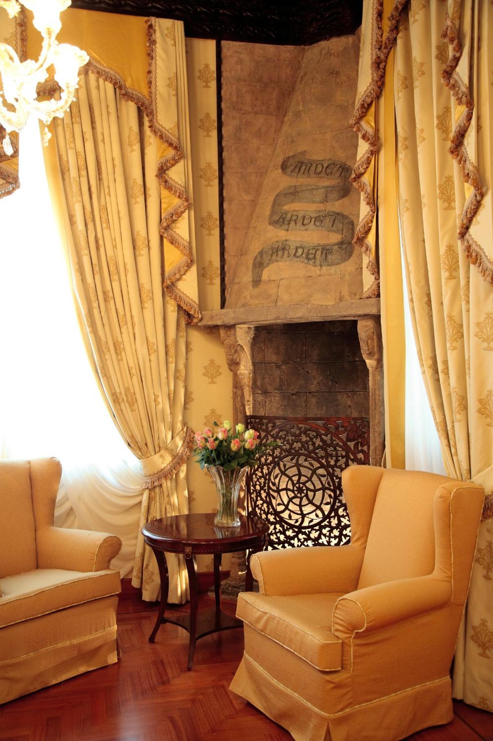 Junior Suite (3 Adults) with Grand Canal View thumbnail 5
