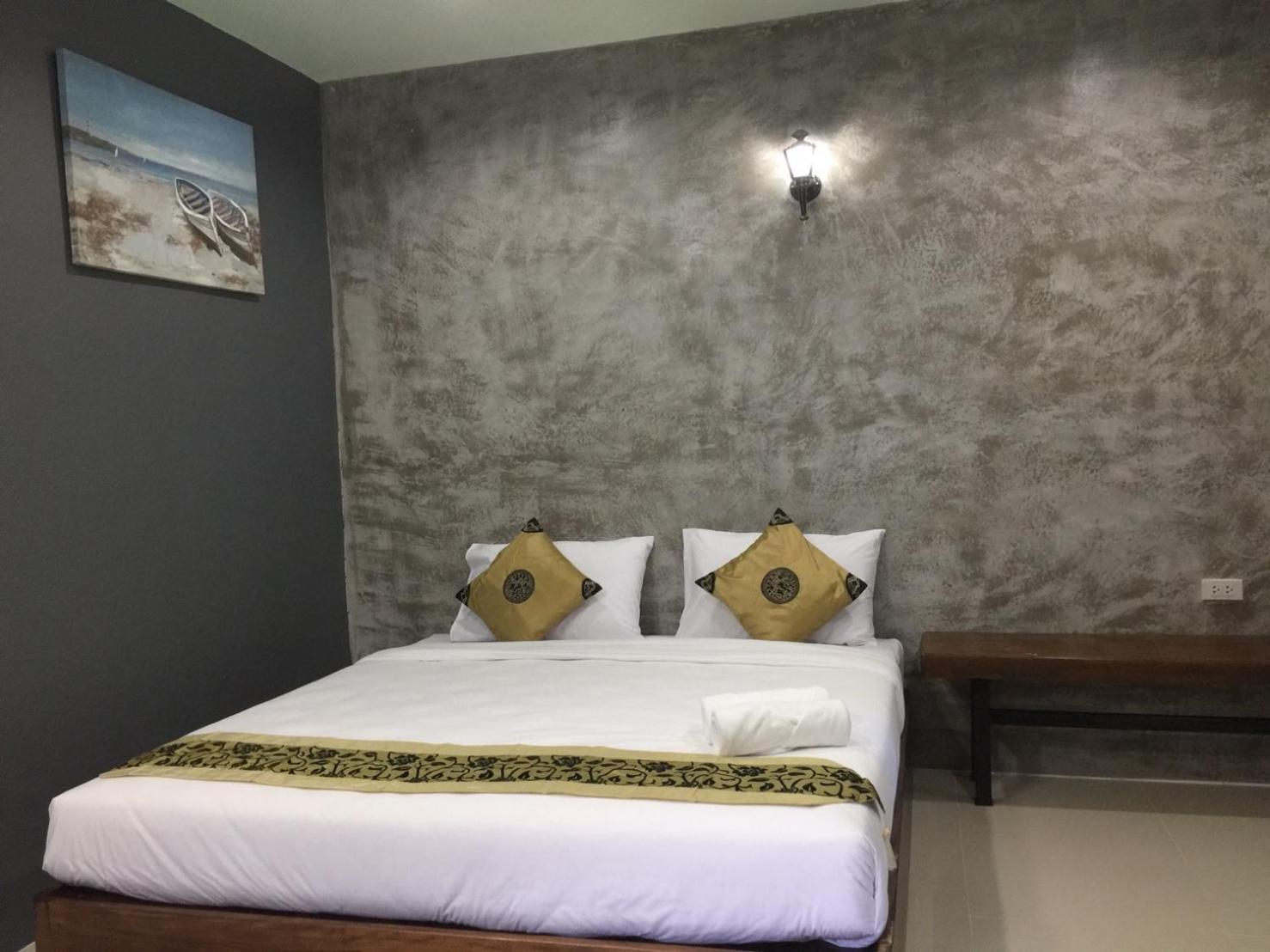 Deluxe Double Room - Photo 9