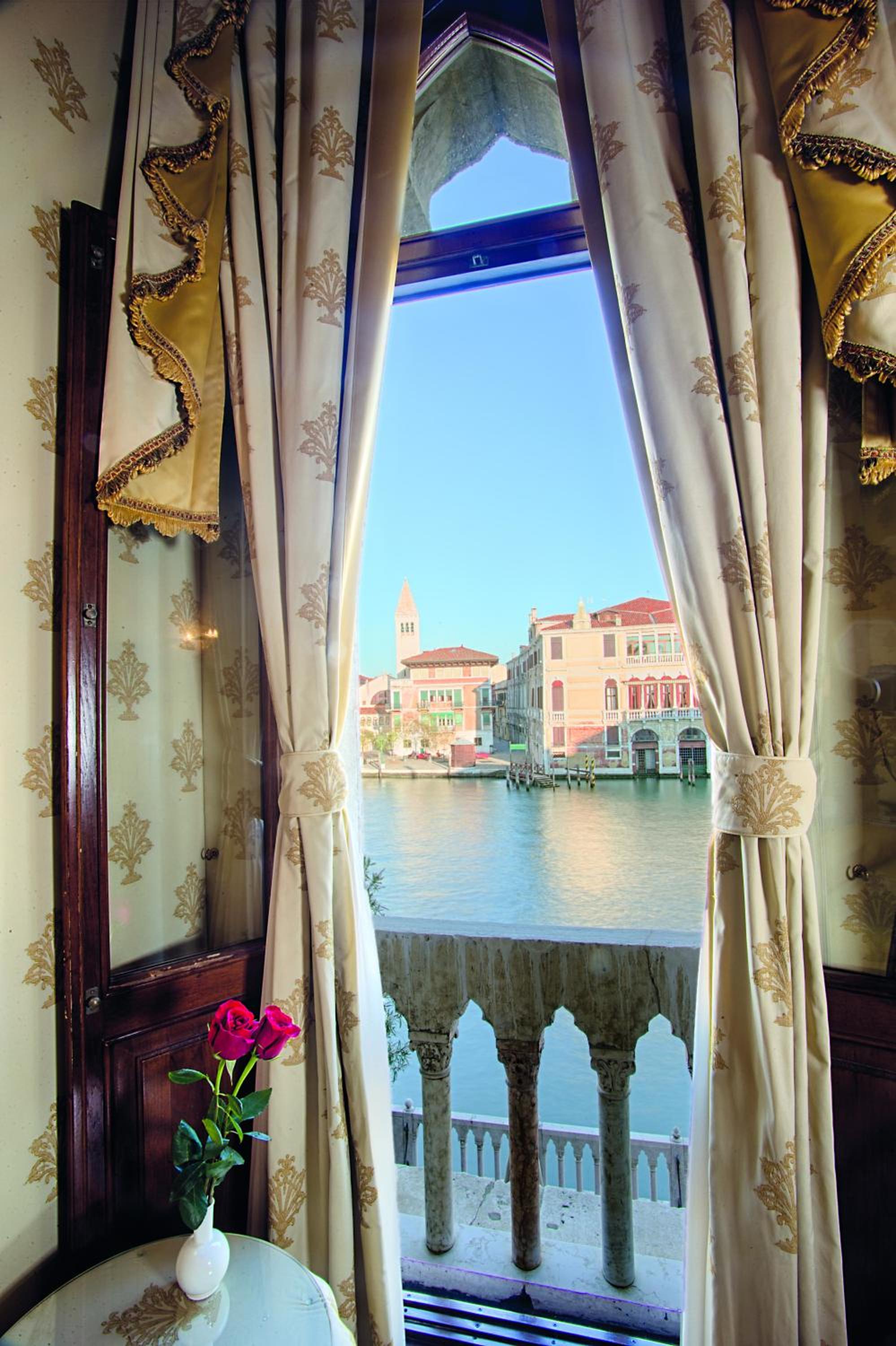 Junior Suite with Grand Canal View and Full Breakfast thumbnail 5