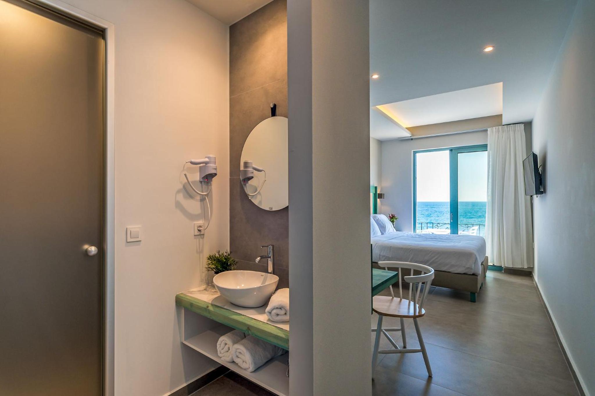 Double or Twin Room with Sea View - Photo 1