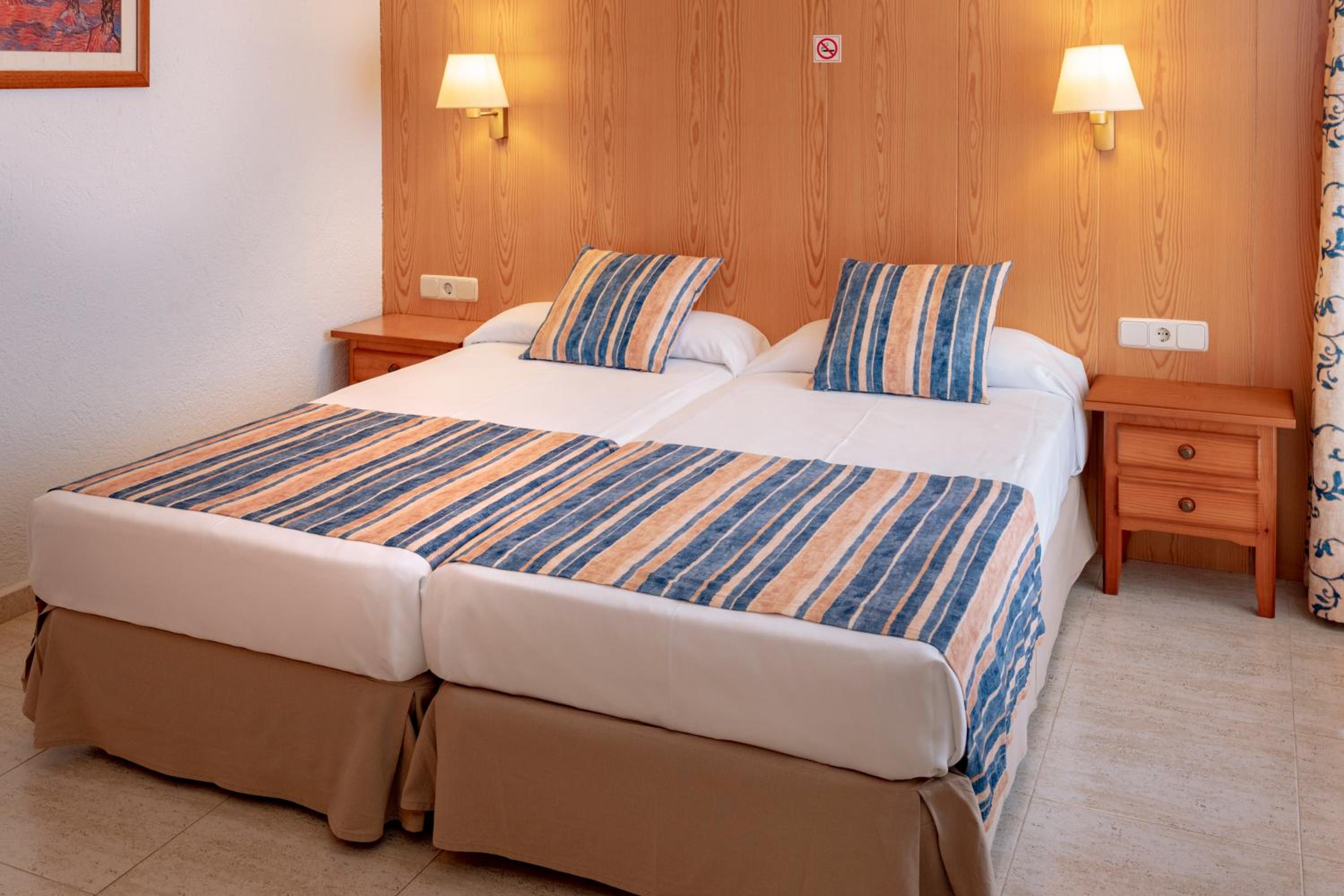 Double or Twin Room with Extra Bed and Balcony (2 Adults + 1 Child) photo 2
