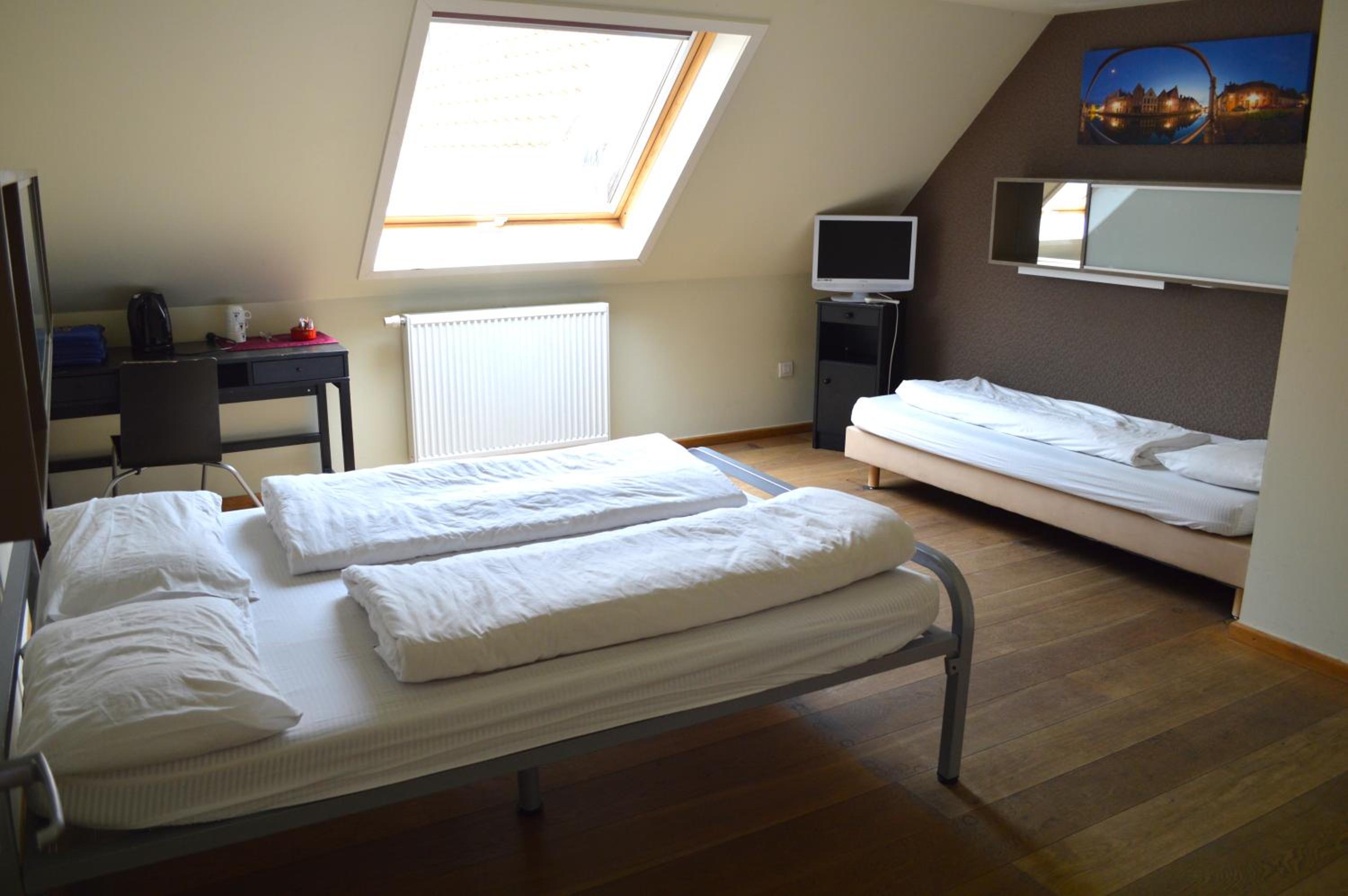 Triple Room with Private Bathroom - Photo 3
