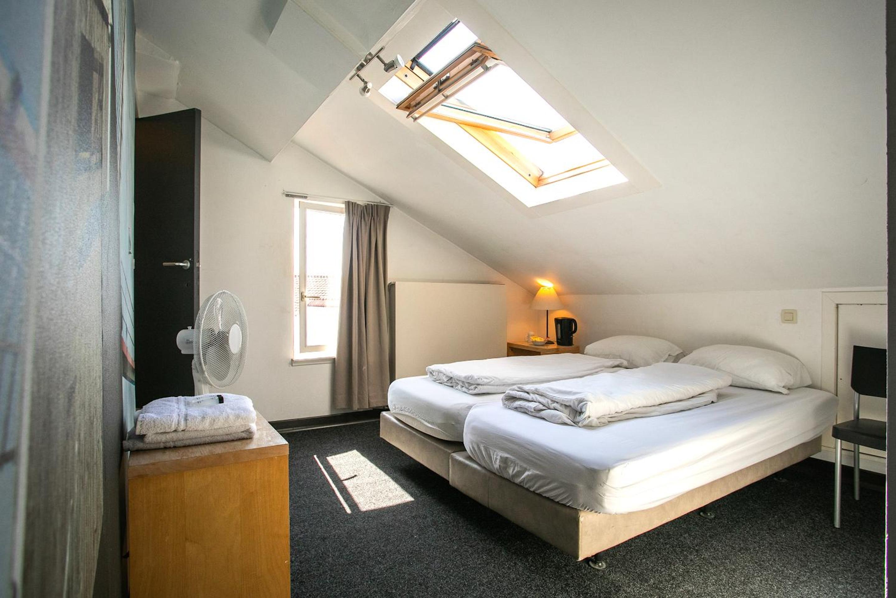 Twin Room with Private Bathroom - Photo 4