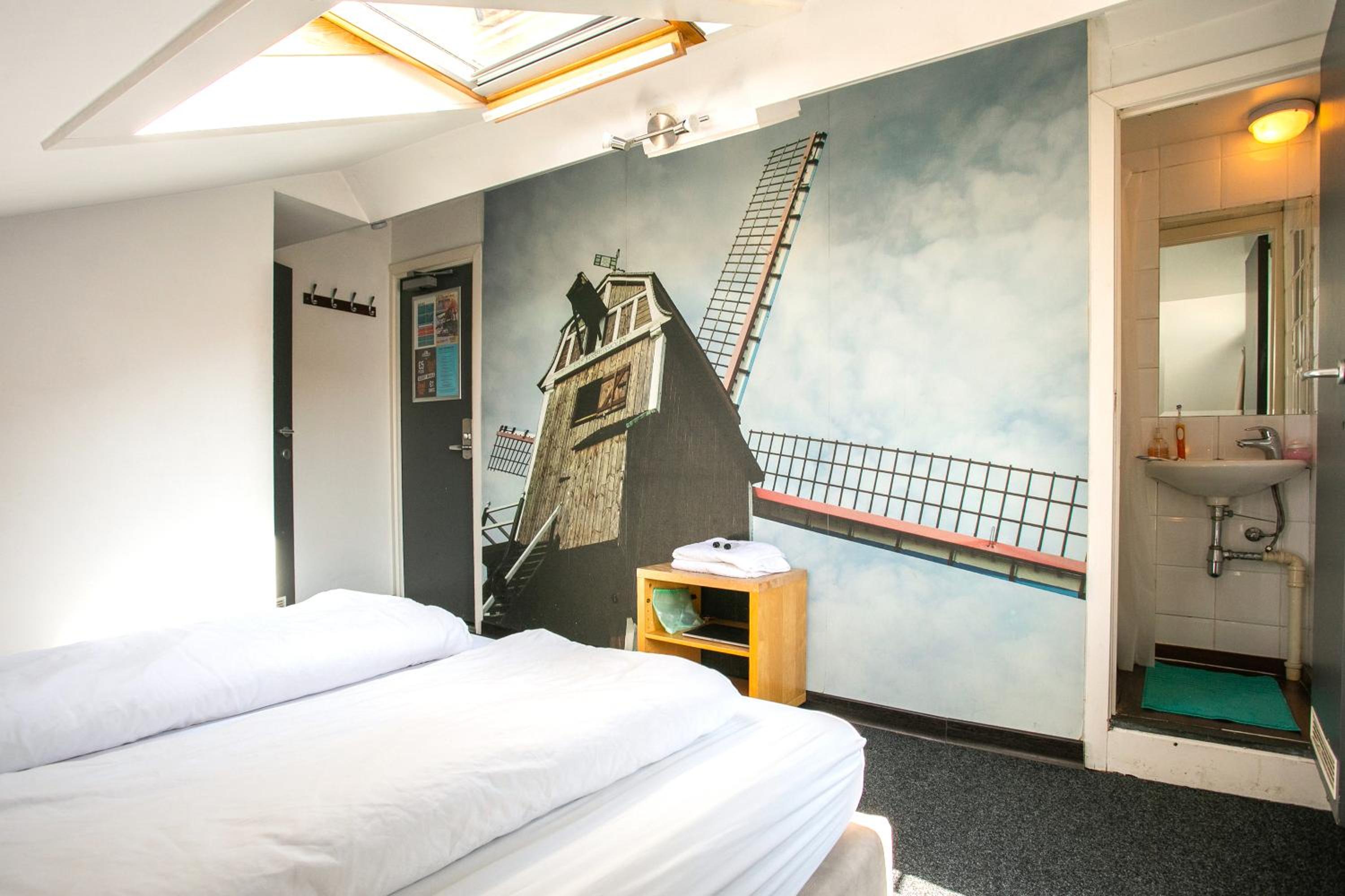 Twin Room with Private Bathroom - Photo 5