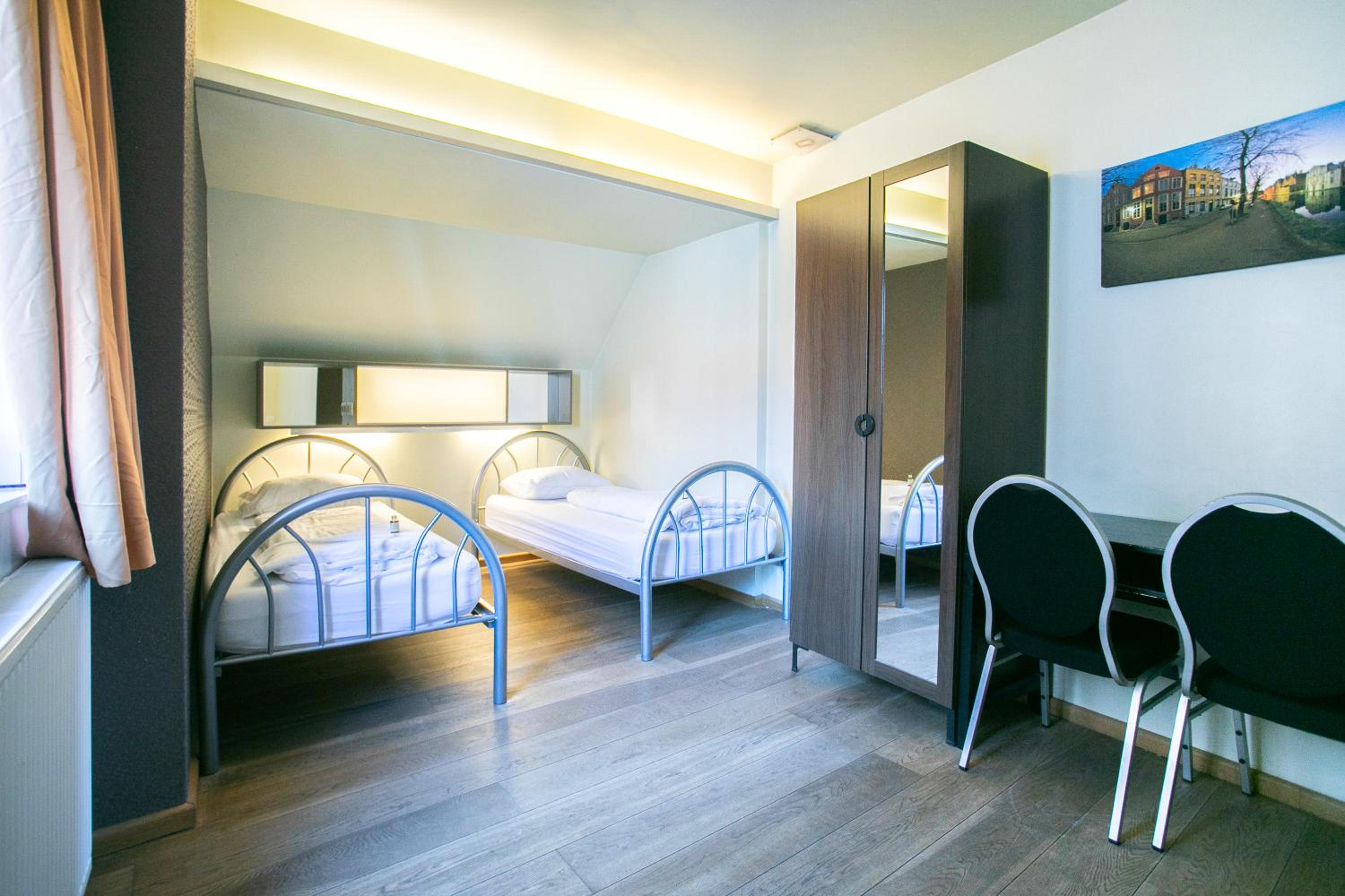 Twin Room with Private Bathroom - Photo 6