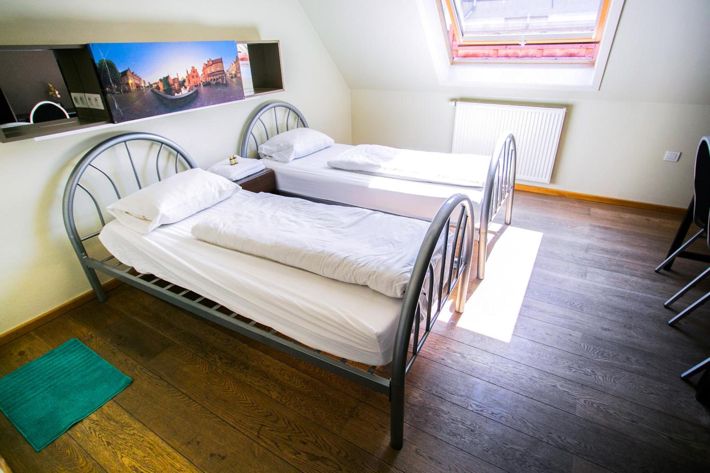 Twin Room with Private Bathroom - Photo 3