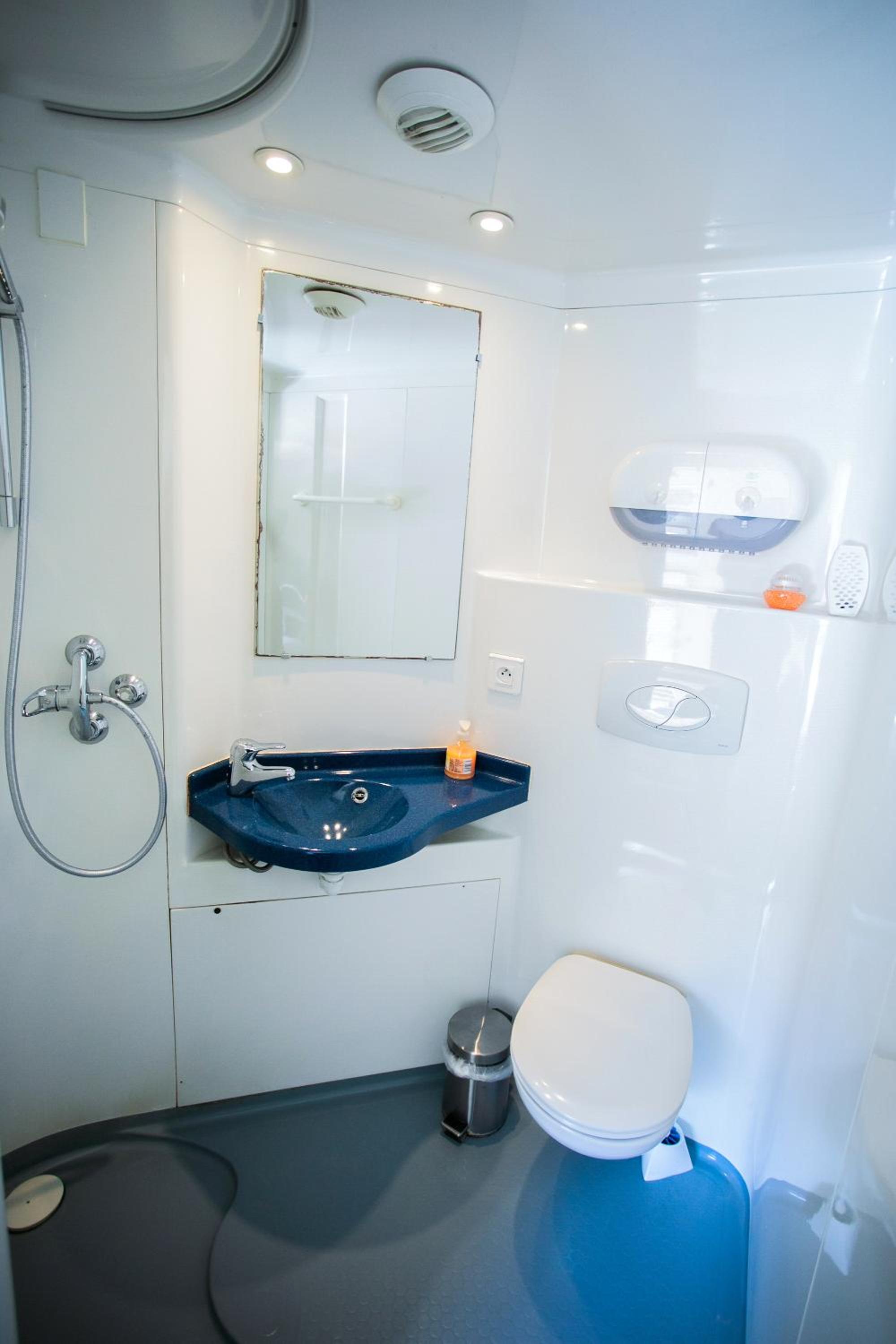 Twin Room with Private Bathroom - Photo 7