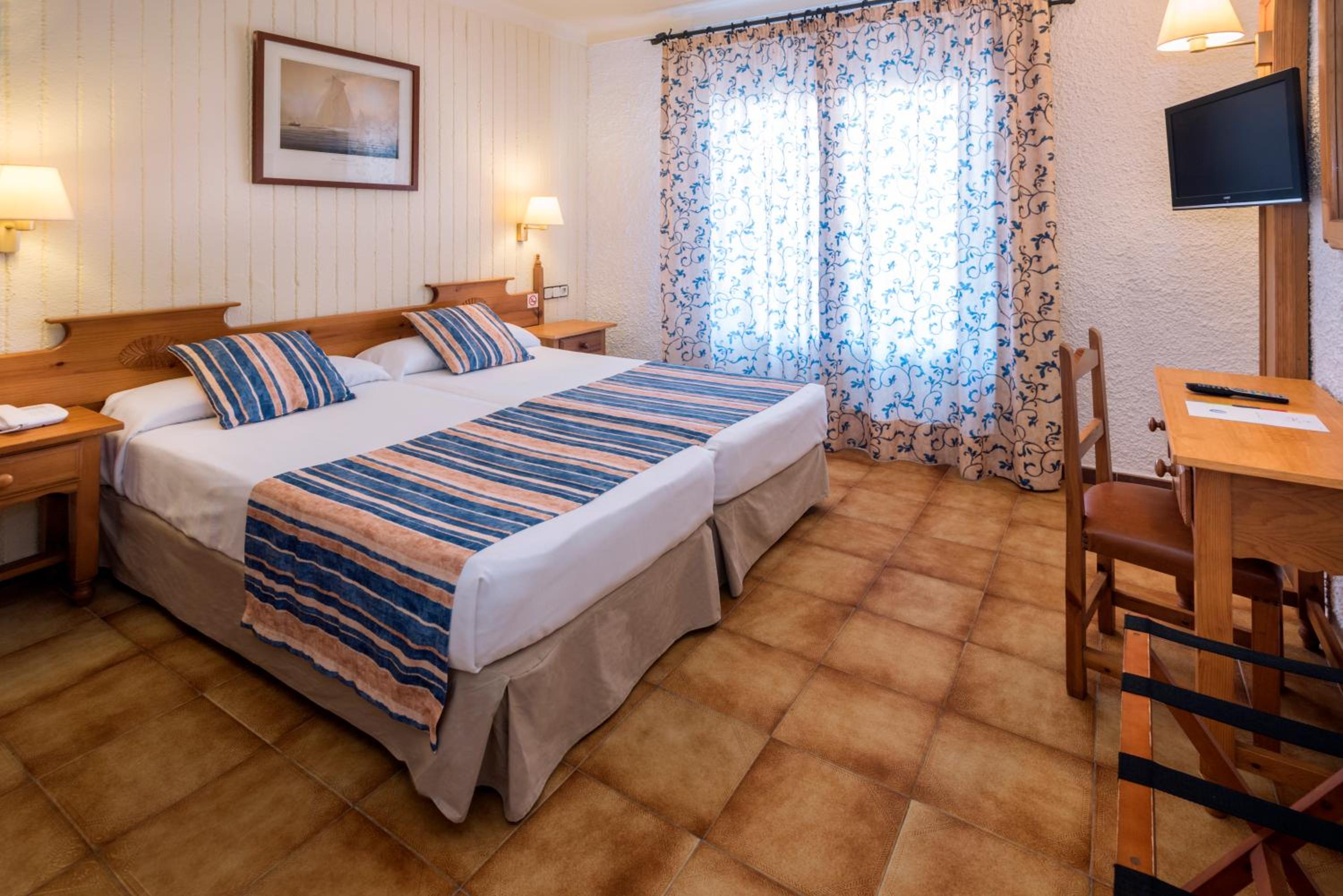 Habitación Doble o con Dos Camas con Balcón y Vista a la Piscina Habitación Doble o con Dos Camas con Balcón y Vista a la Piscina