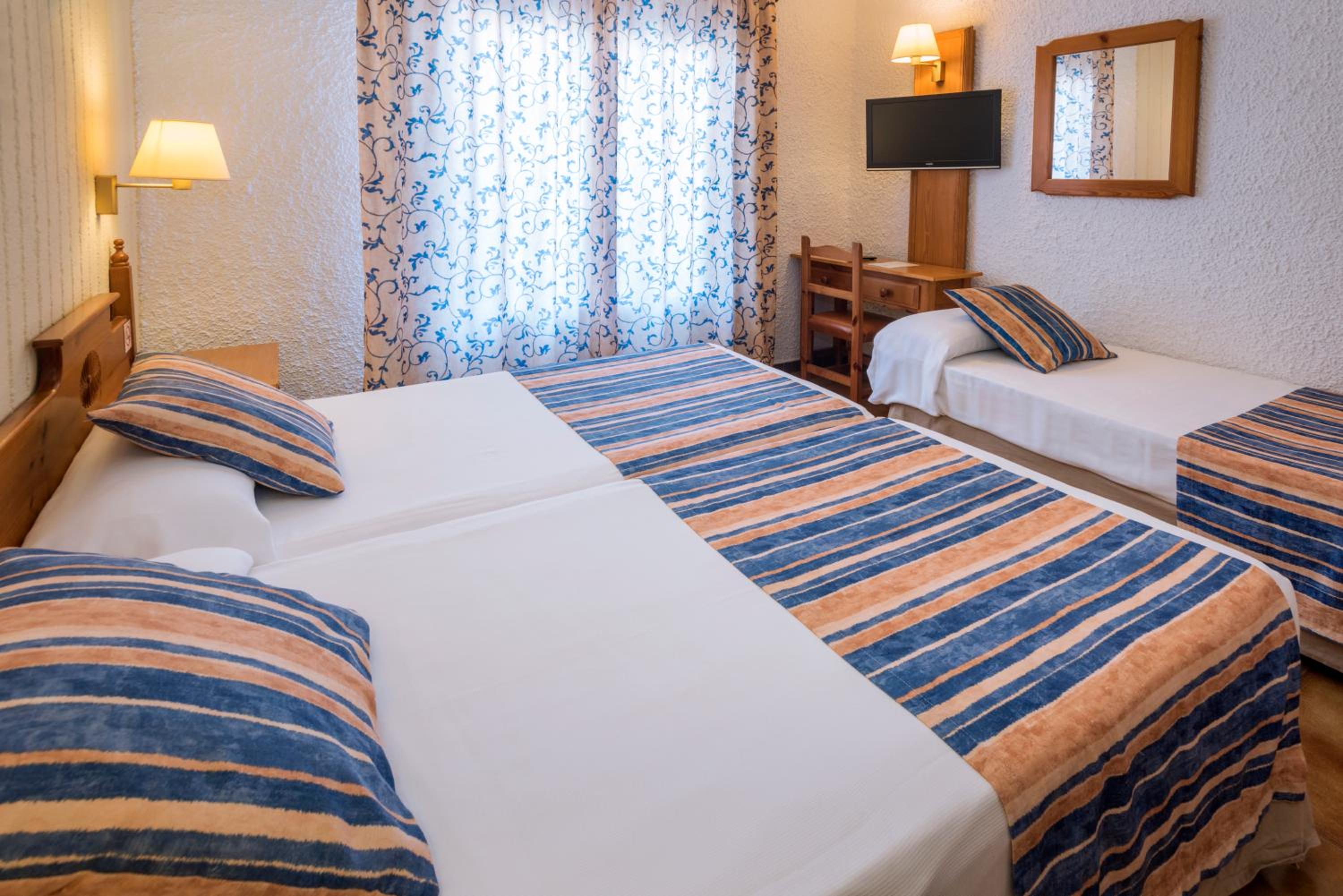 Habitación Doble o con Dos Camas con Cama Supletoria y Balcón (2 Adultos + 1 Niño)