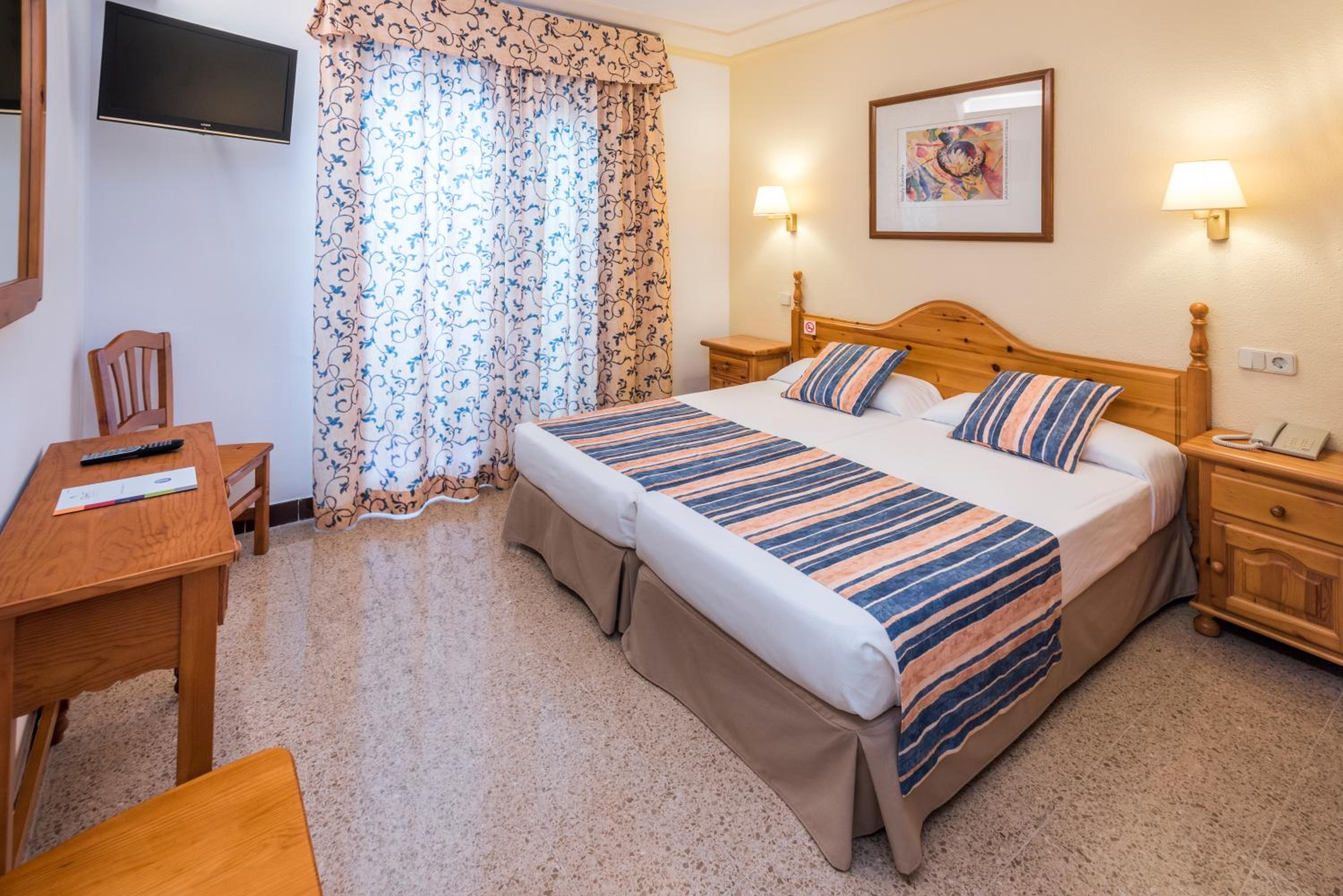 Habitación Doble o con Dos Camas con Balcón y Vista a la Piscina Habitación Doble o con Dos Camas con Balcón y Vista a la Piscina