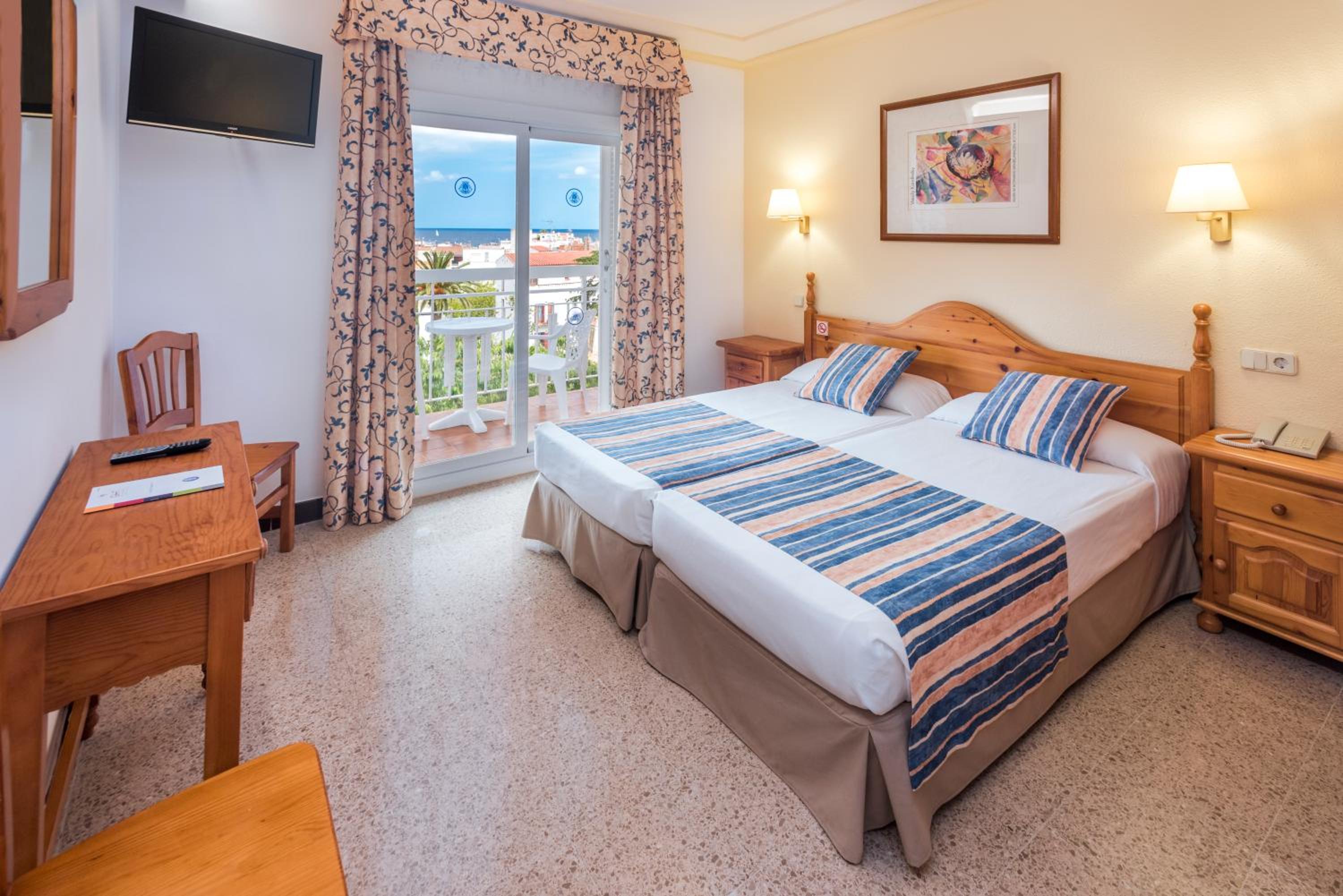 Habitación Doble o con Dos Camas con Balcón y Vista a la Piscina
