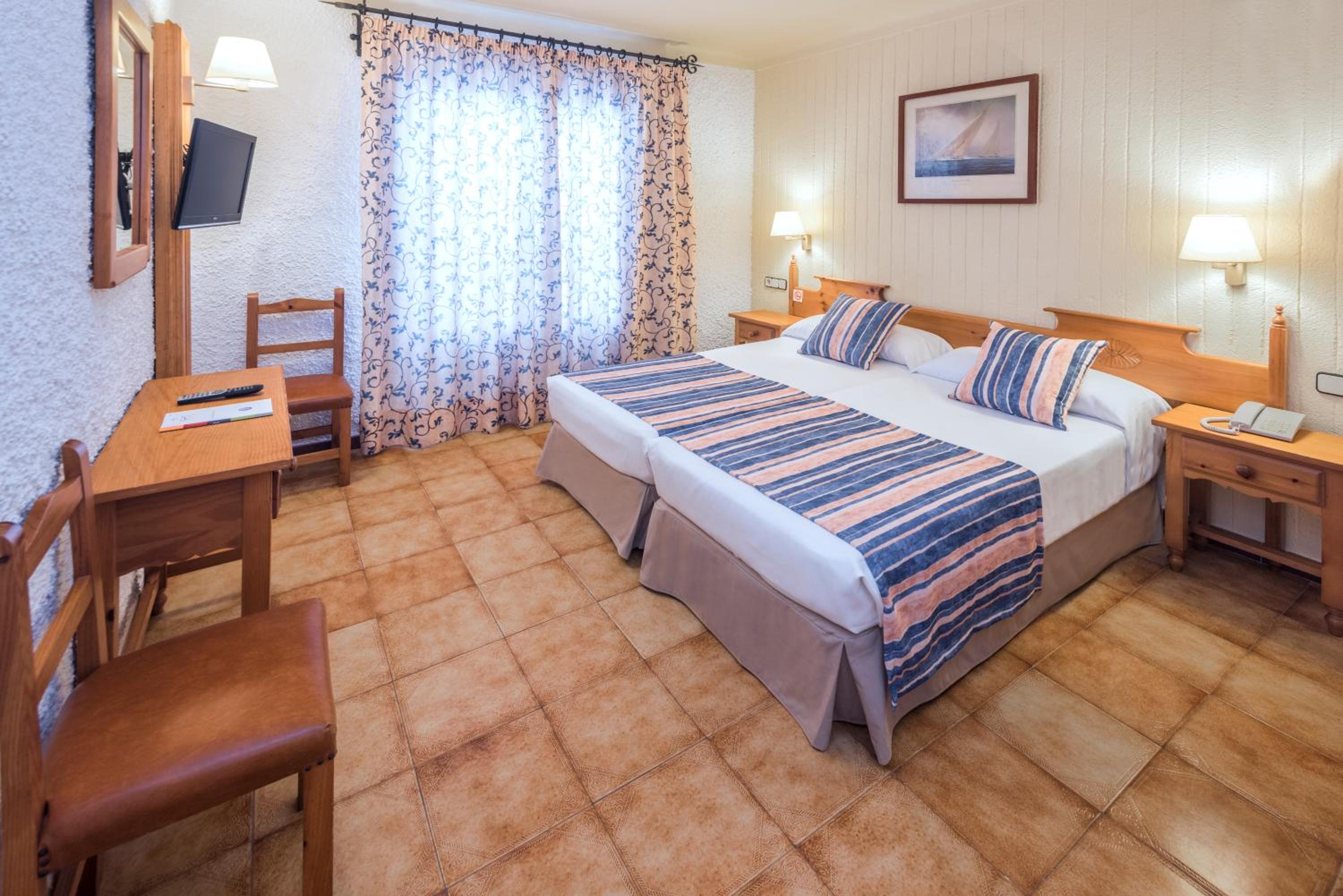 Double or Twin Room with Balcony and Pool View photo 3