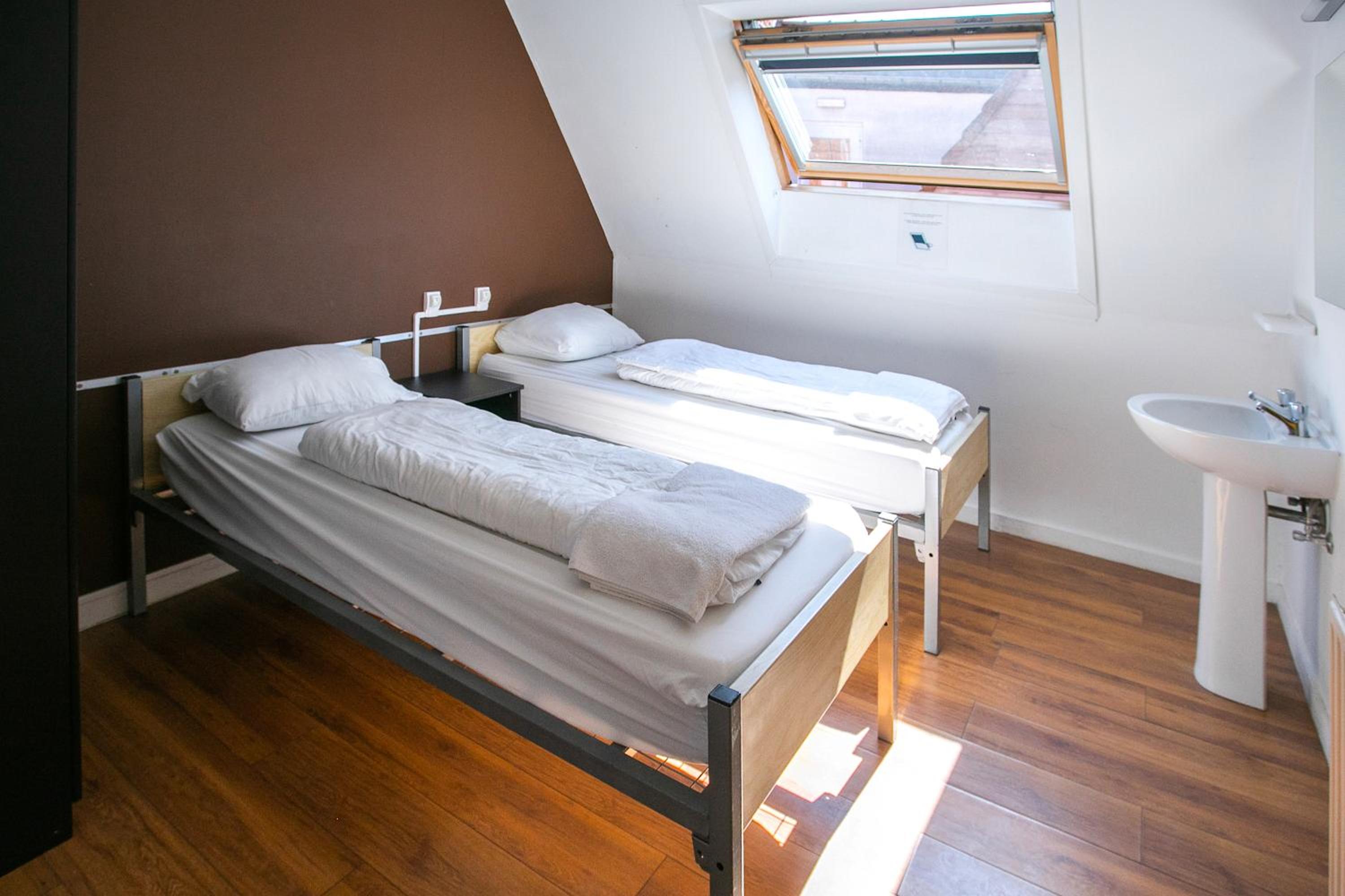 Twin Room with Private Bathroom - Photo 2