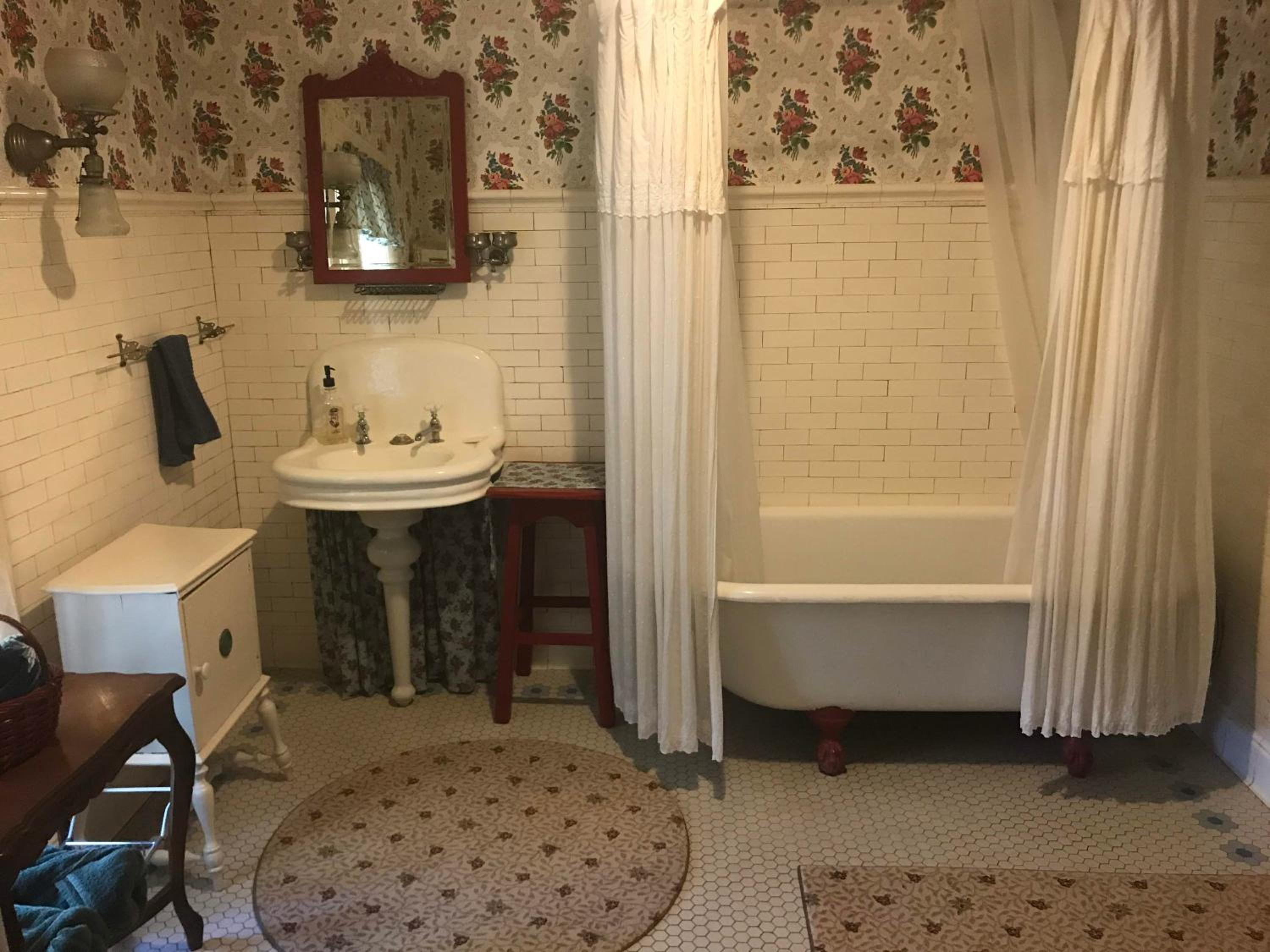 Queen Room photo 2