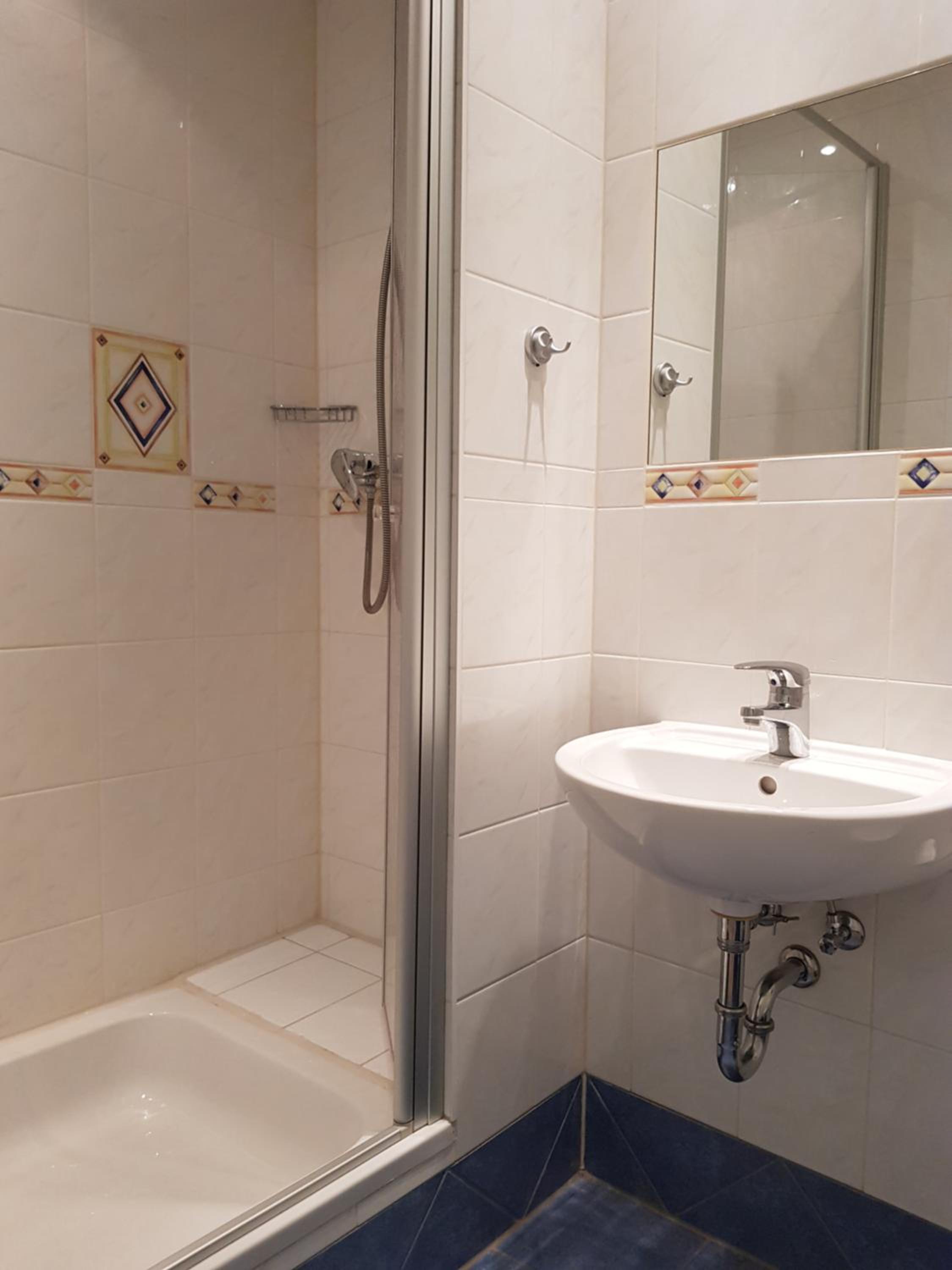 Budget Twin Room - Photo 2