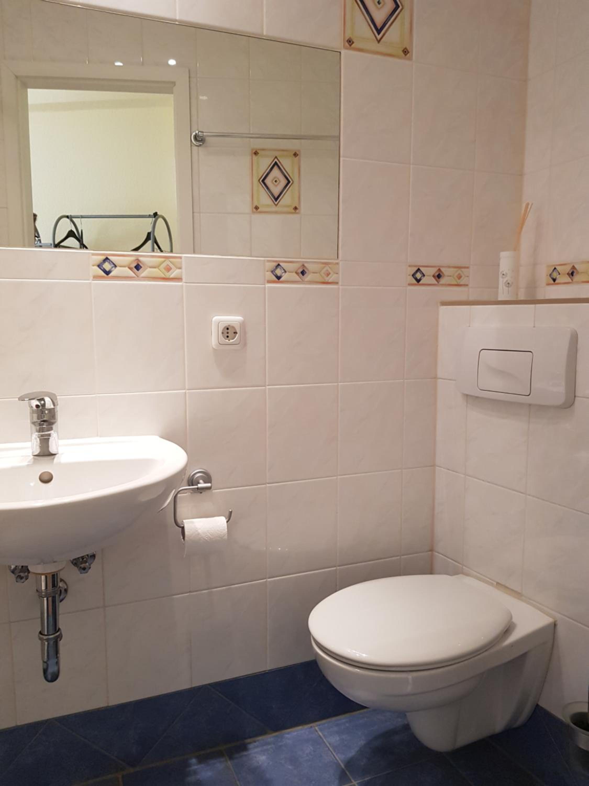 Budget Twin Room - Photo 3