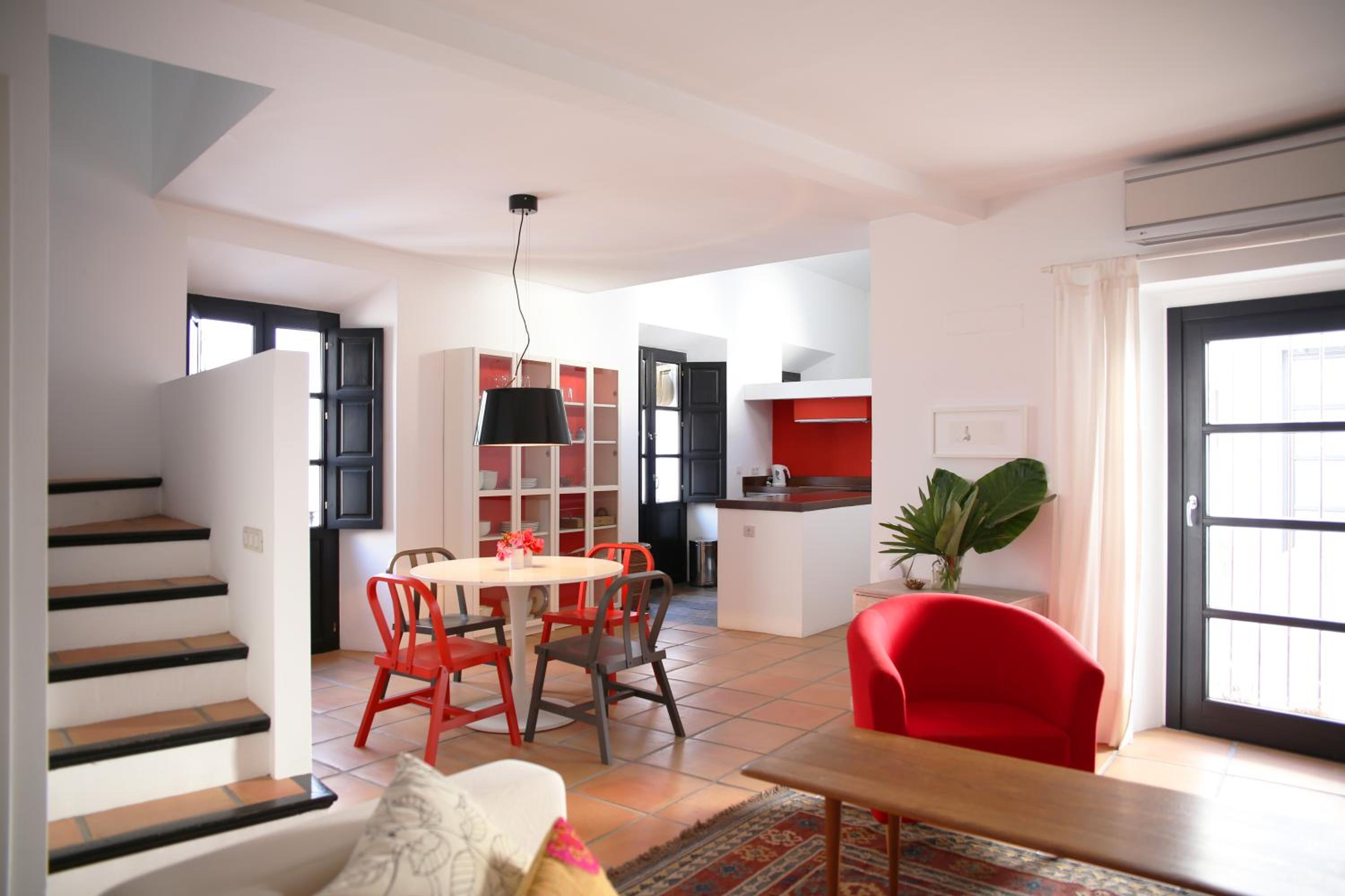 One-Bedroom Apartment - Photo 2