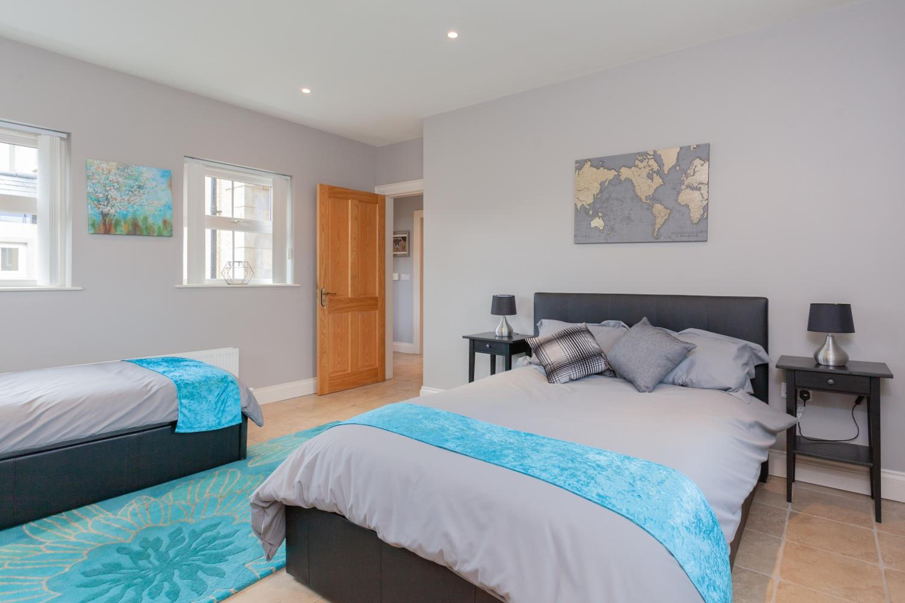 Four-Bedroom House photo 2