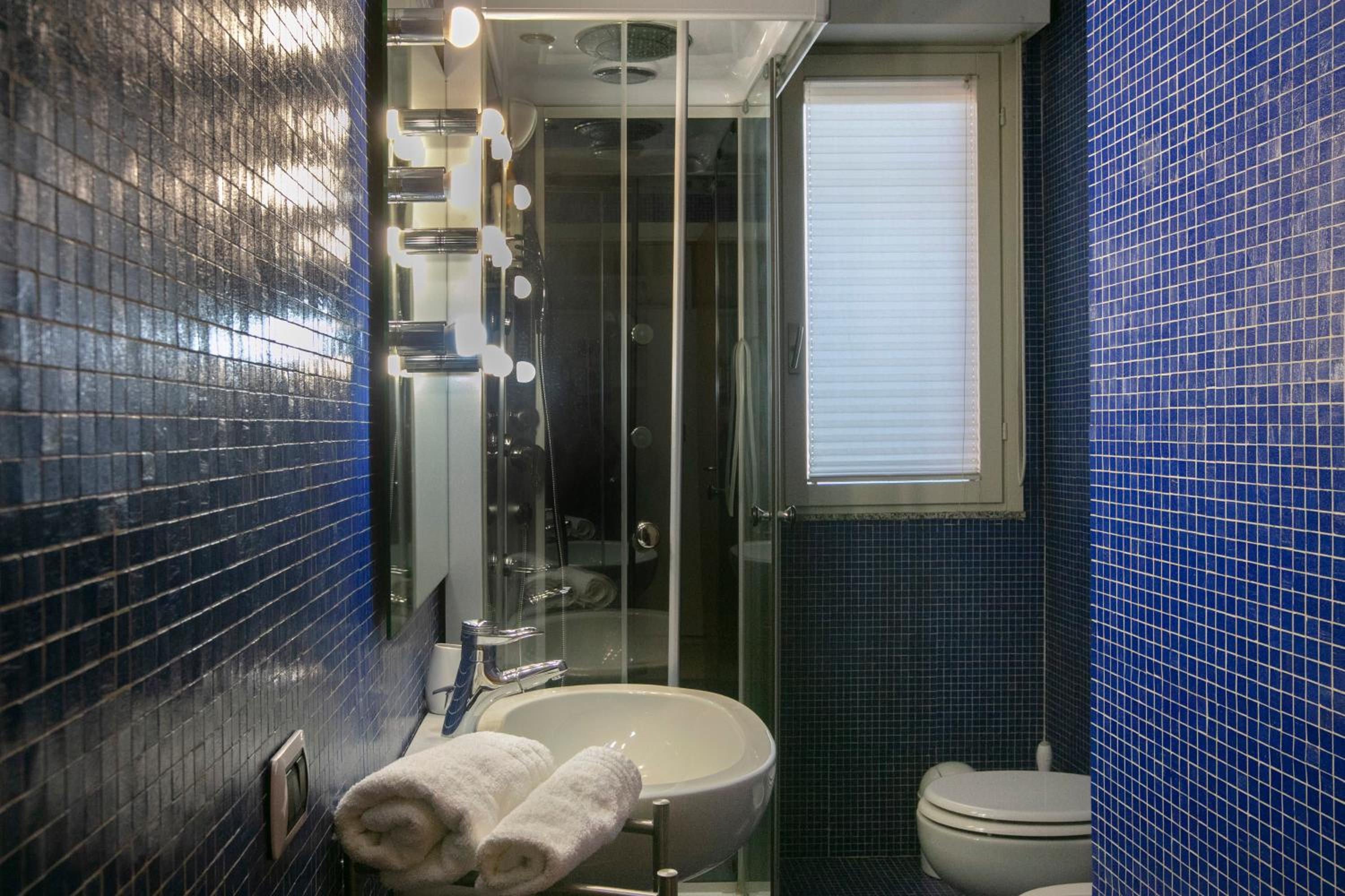 Double or Twin Room with Private External Bathroom - Photo 2