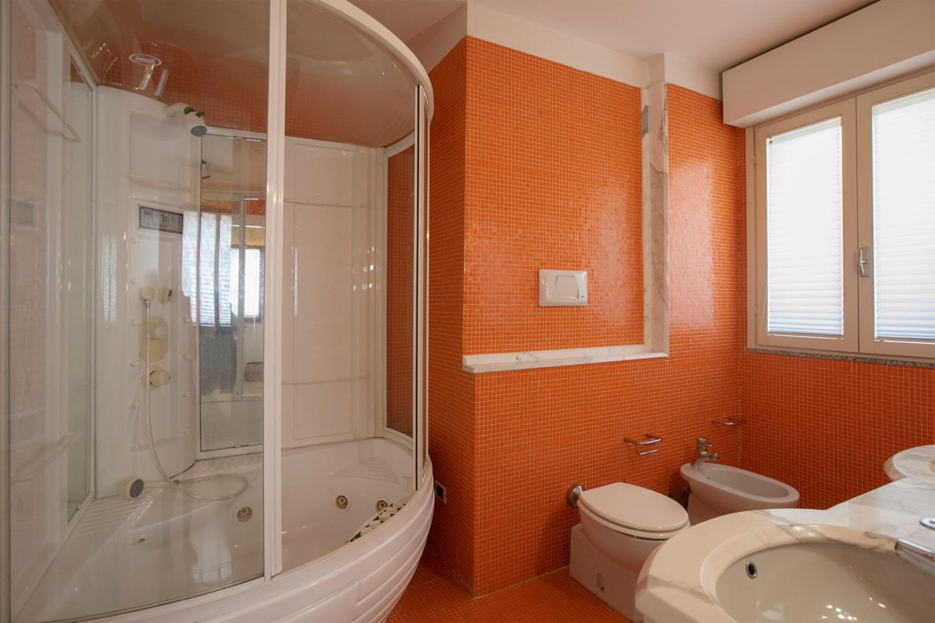 Double Room with Private Bathroom - Photo 12