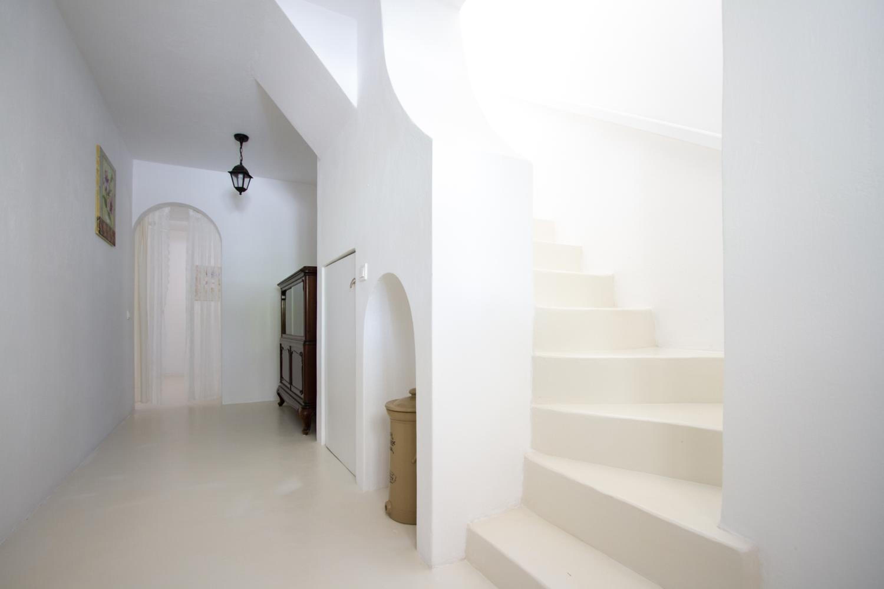 White Katikia Two-Bedroom Apartment - Split Level - Photo 17