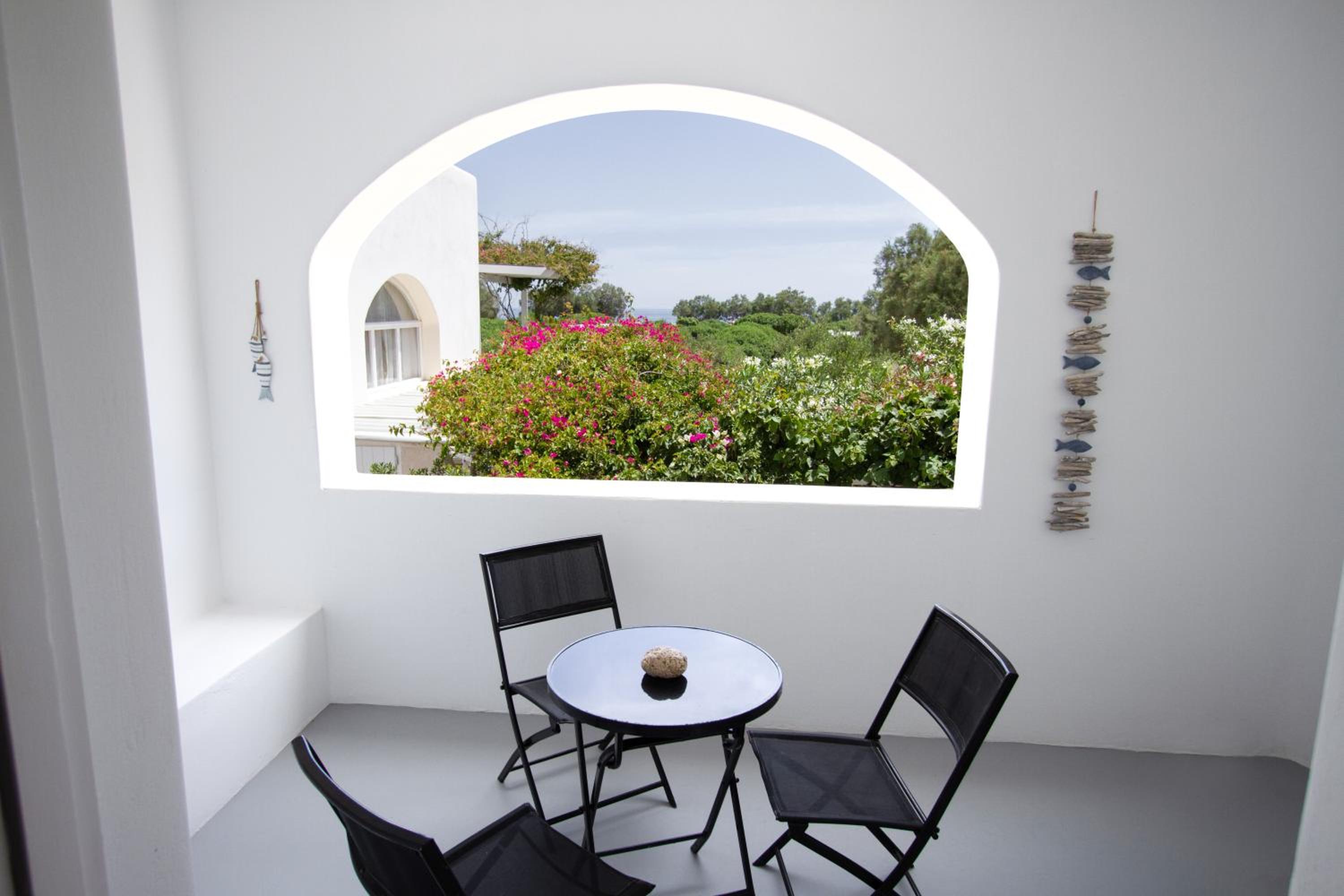 White Katikia Two-Bedroom Apartment - Split Level - Photo 4