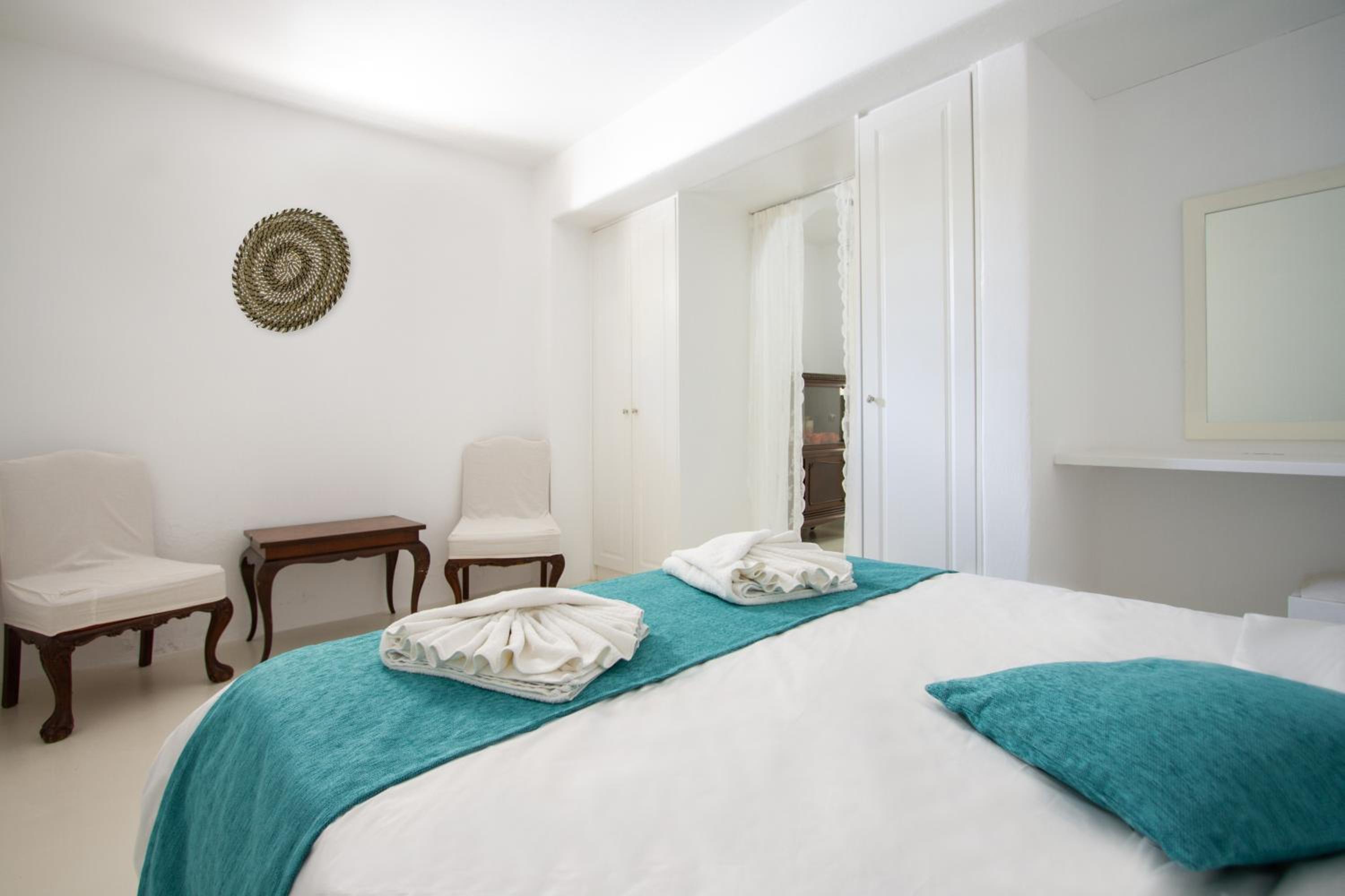 White Katikia Two-Bedroom Apartment - Split Level - Photo 12