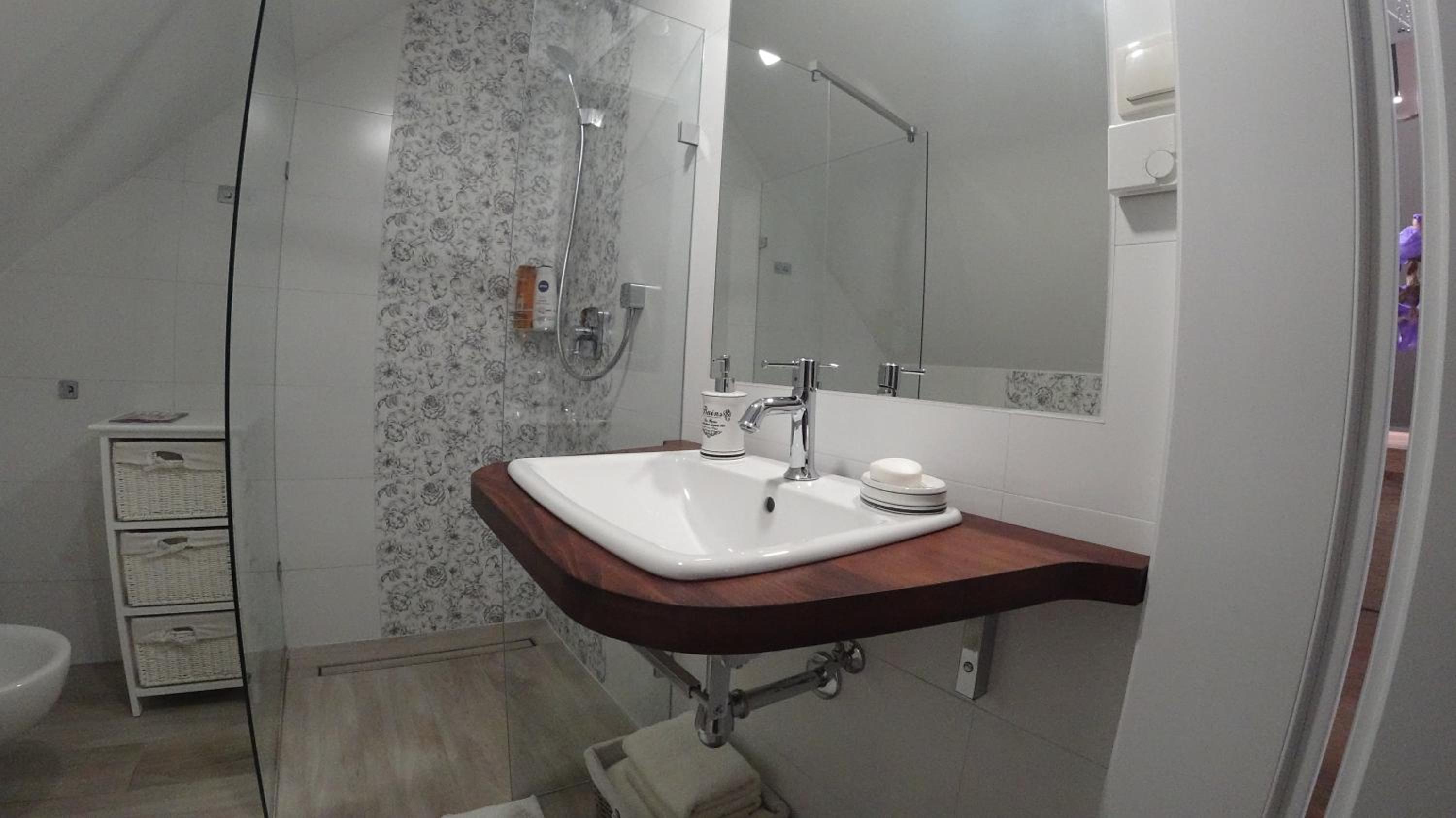 Double Room - Photo 6