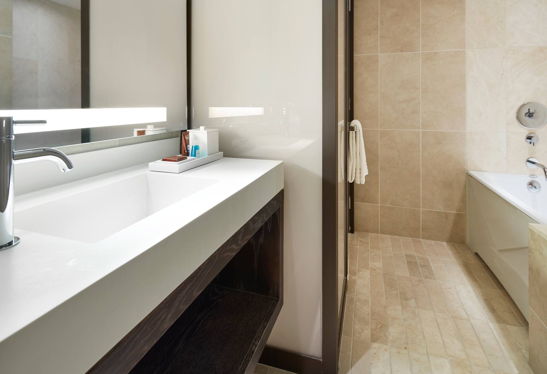 Executive Suite 1 King Mob Access Ri Shower