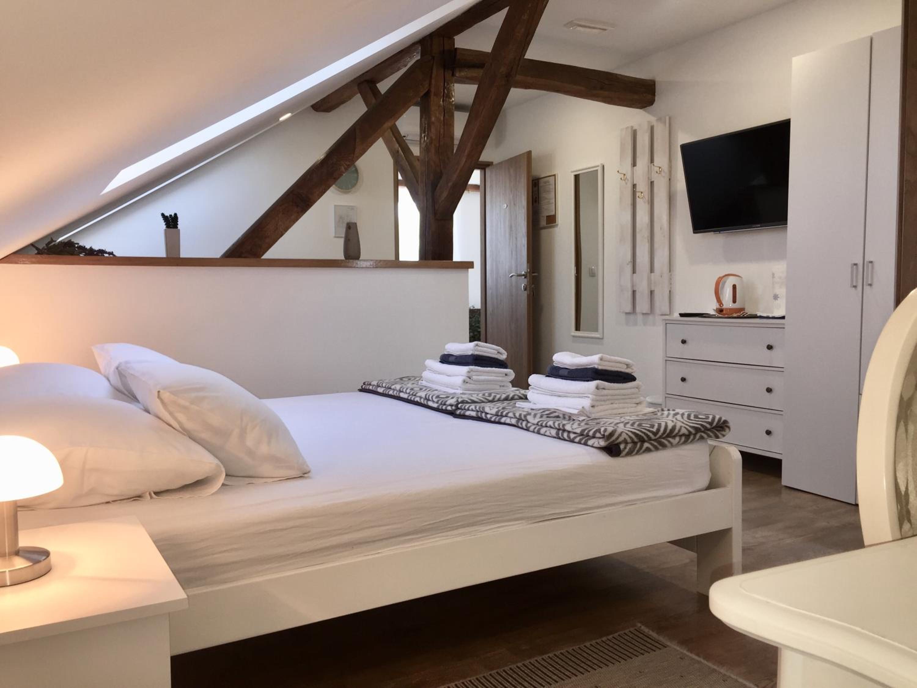 Double Room with Private Bathroom - Photo 2