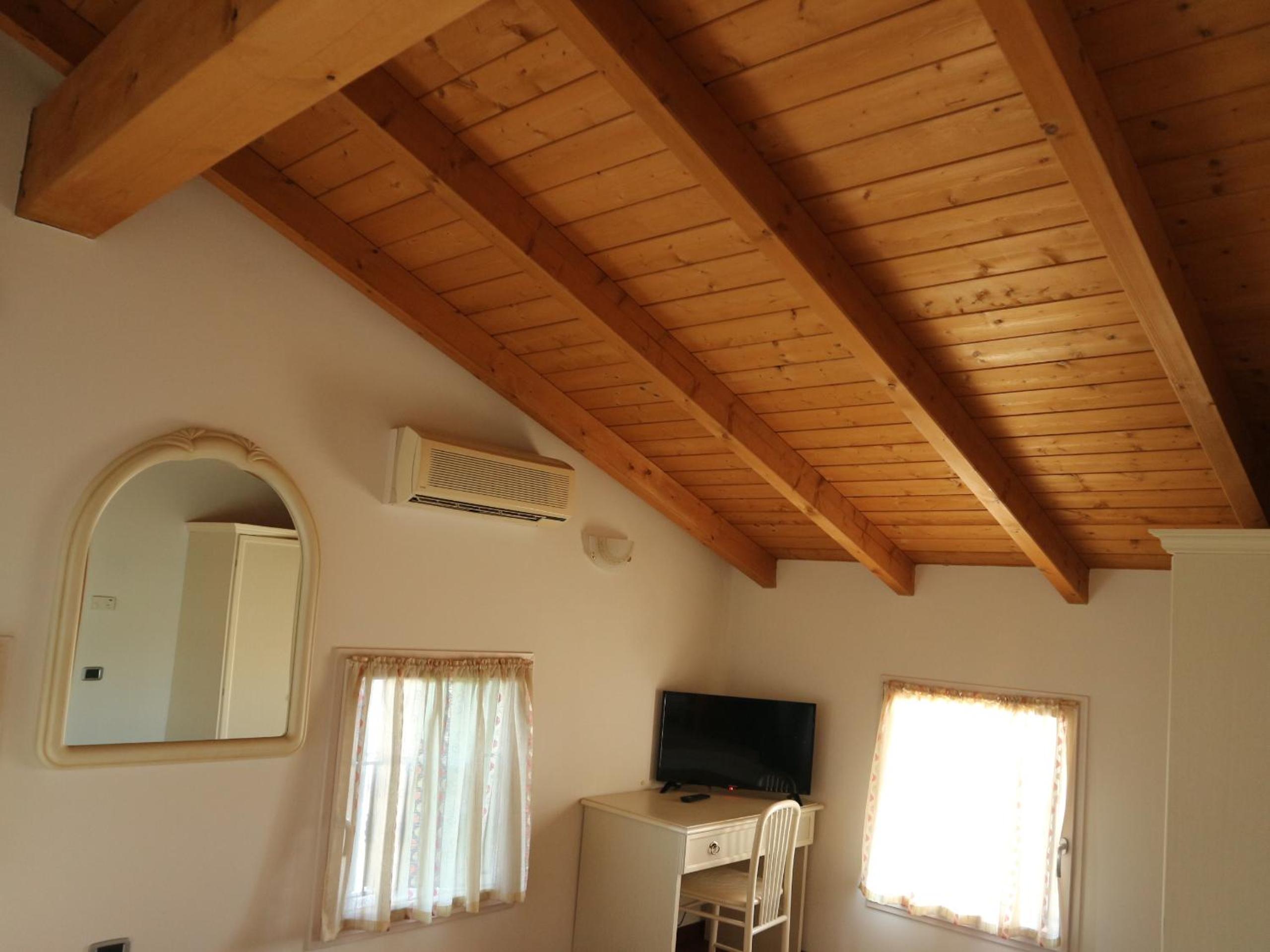 Deluxe Double Room with Bath - Photo 3