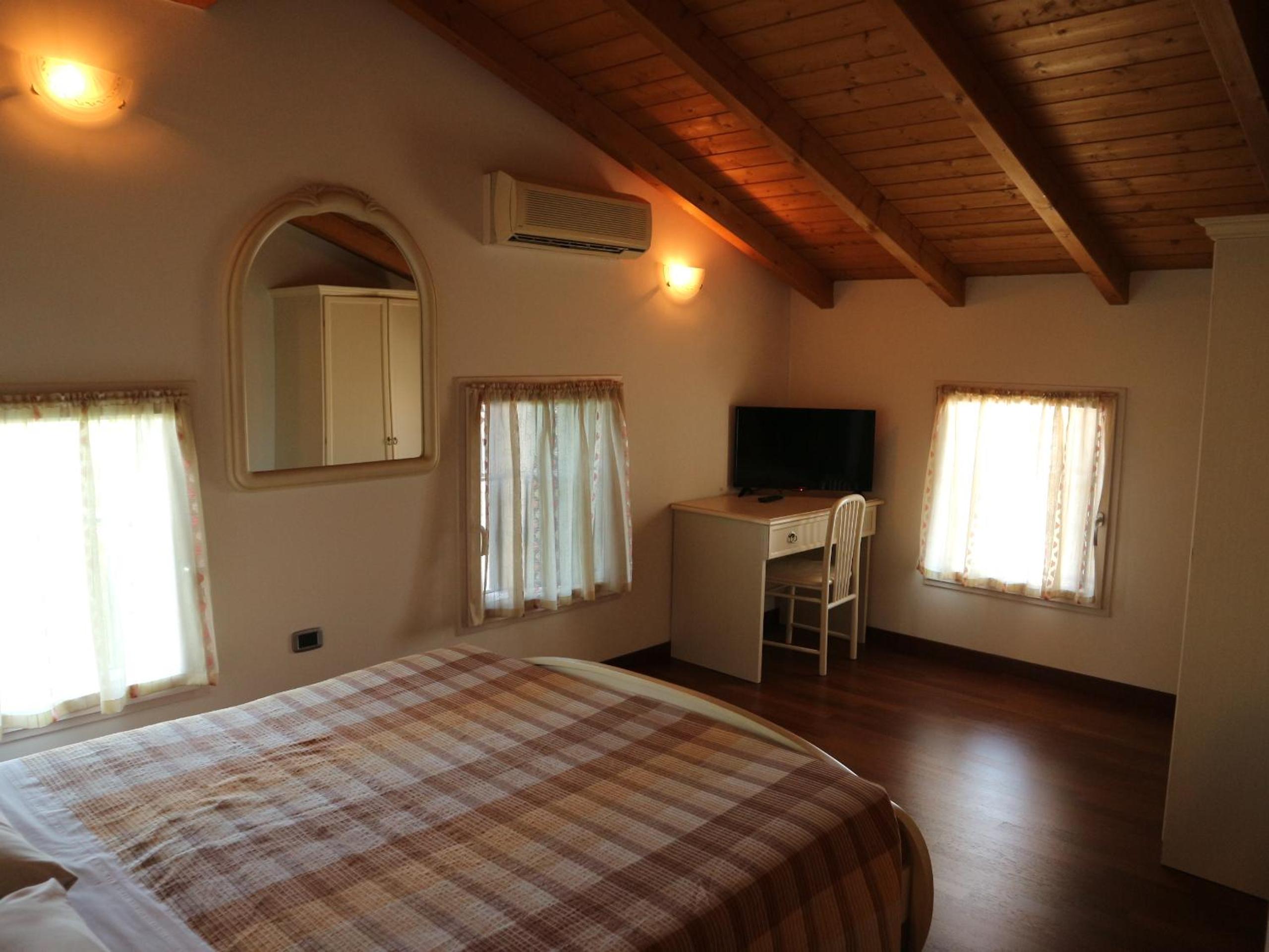 Deluxe Double Room with Bath - Photo 2