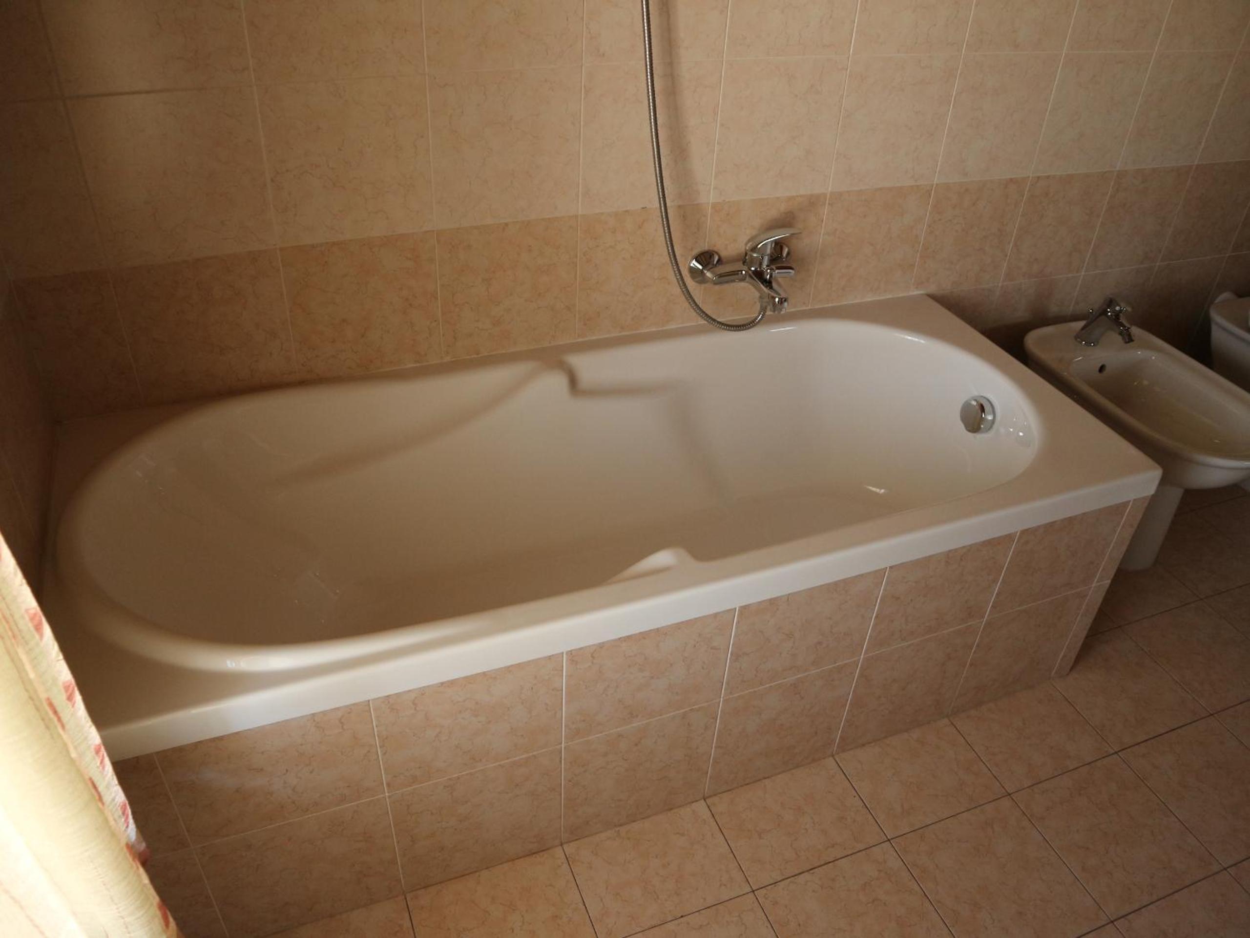 Deluxe Double Room with Bath - Photo 9