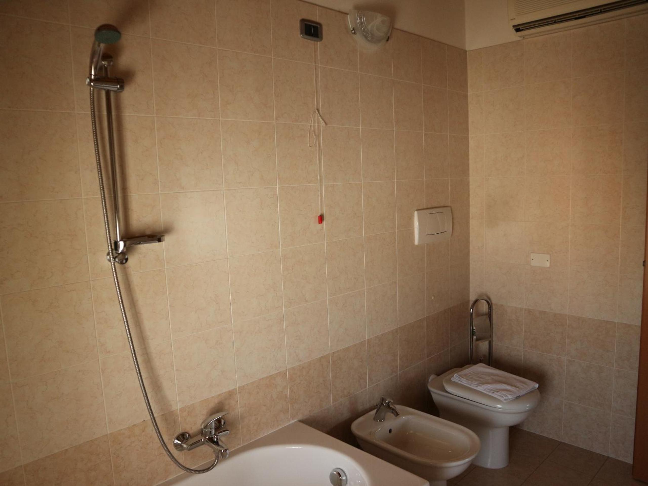 Deluxe Double Room with Bath - Photo 7