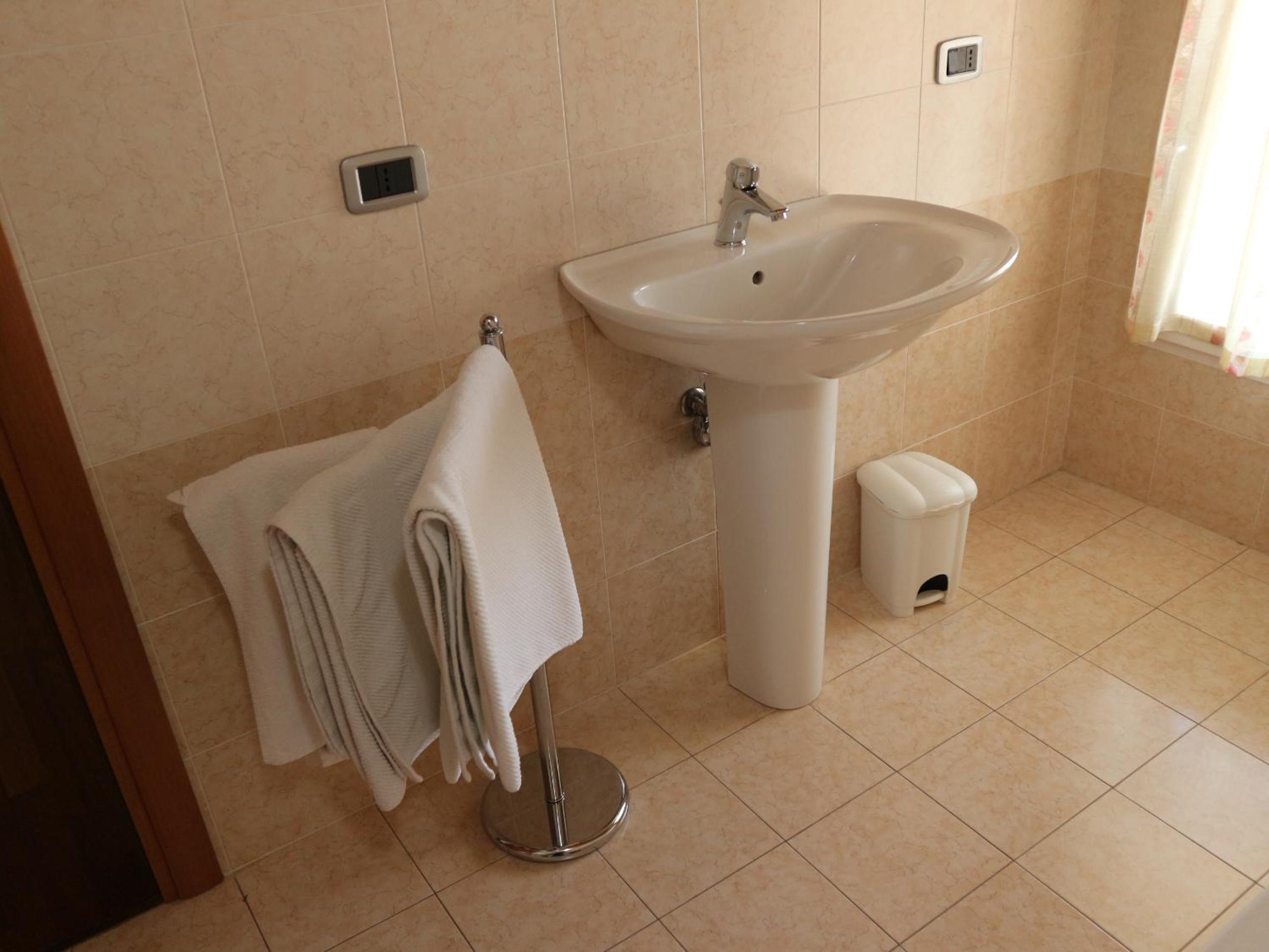 Deluxe Double Room with Bath - Photo 6