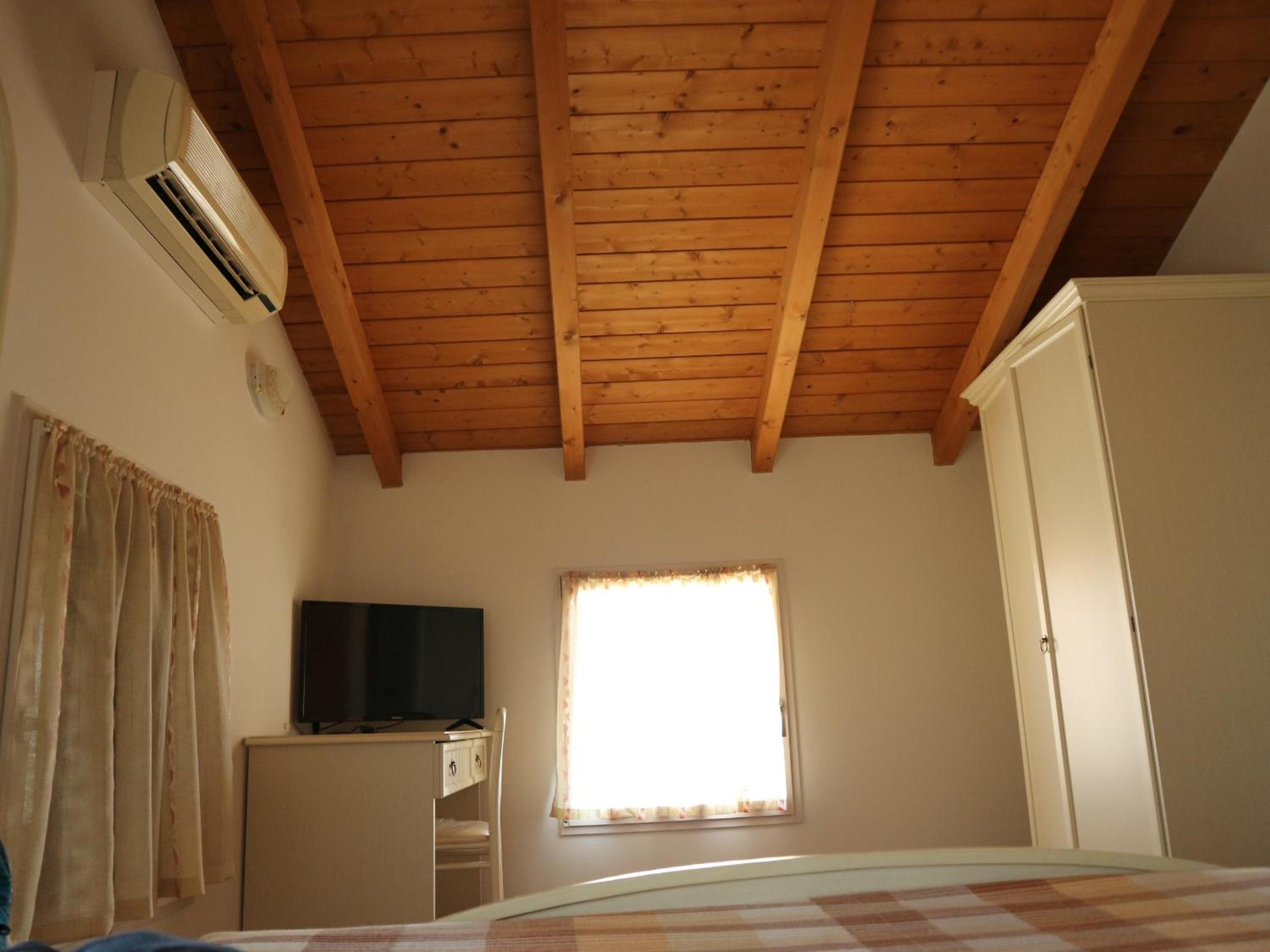 Deluxe Double Room with Bath - Photo 5