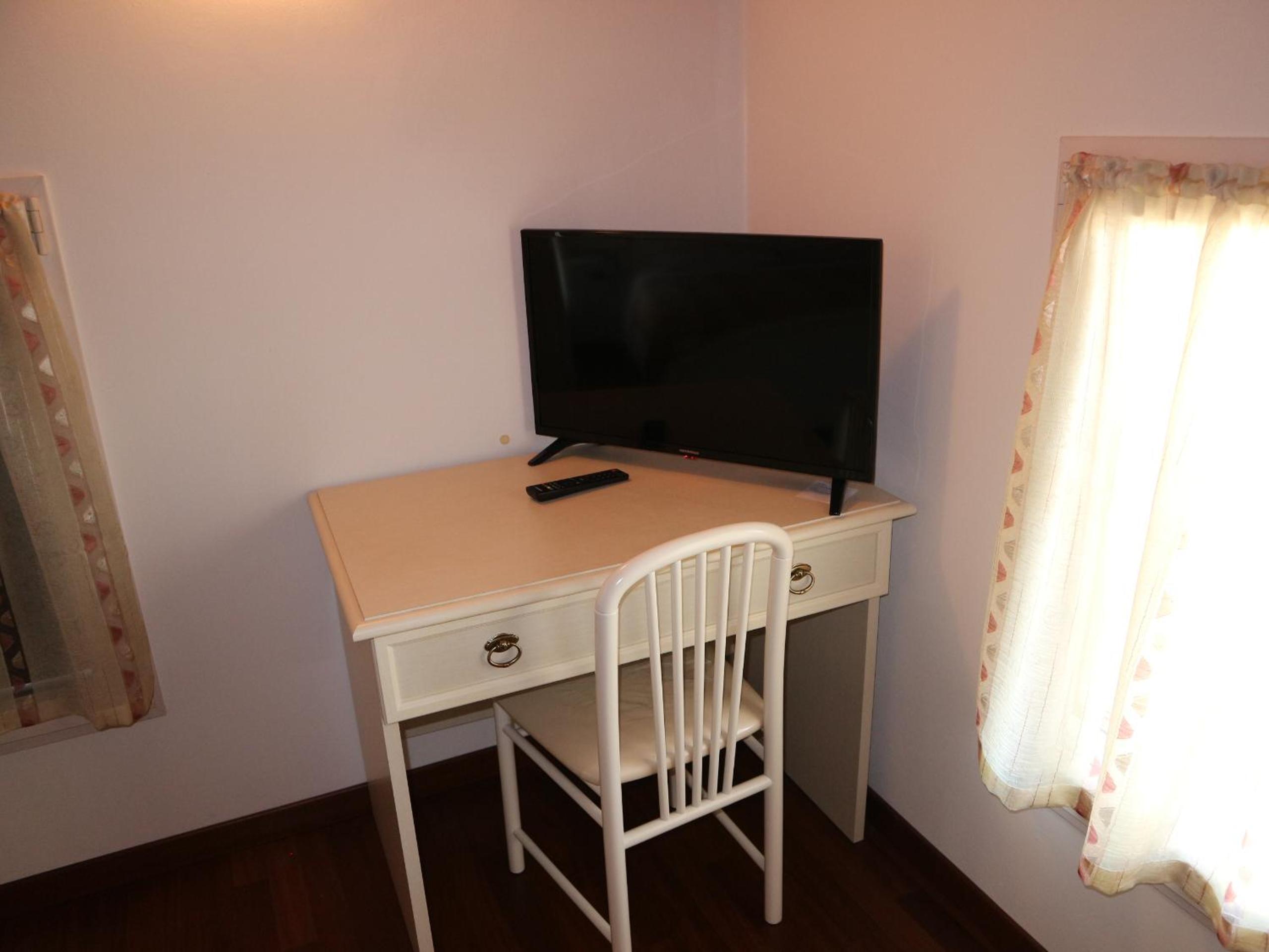 Deluxe Double Room with Bath - Photo 4