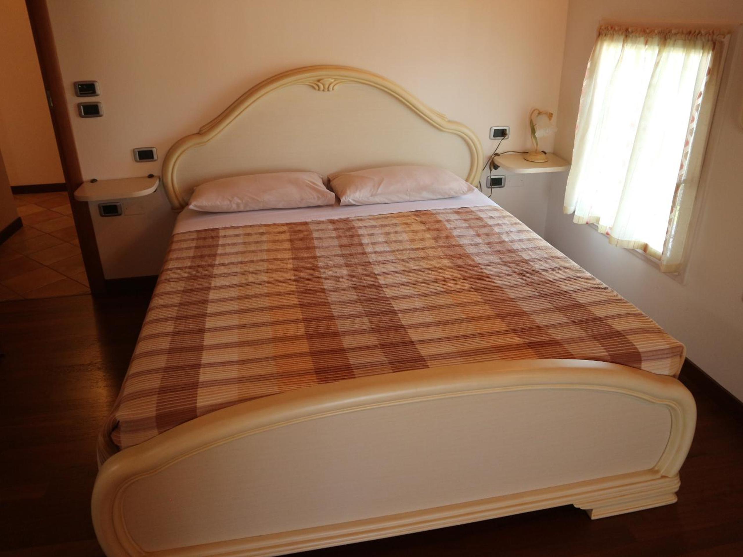 Deluxe Double Room with Bath - Photo 1