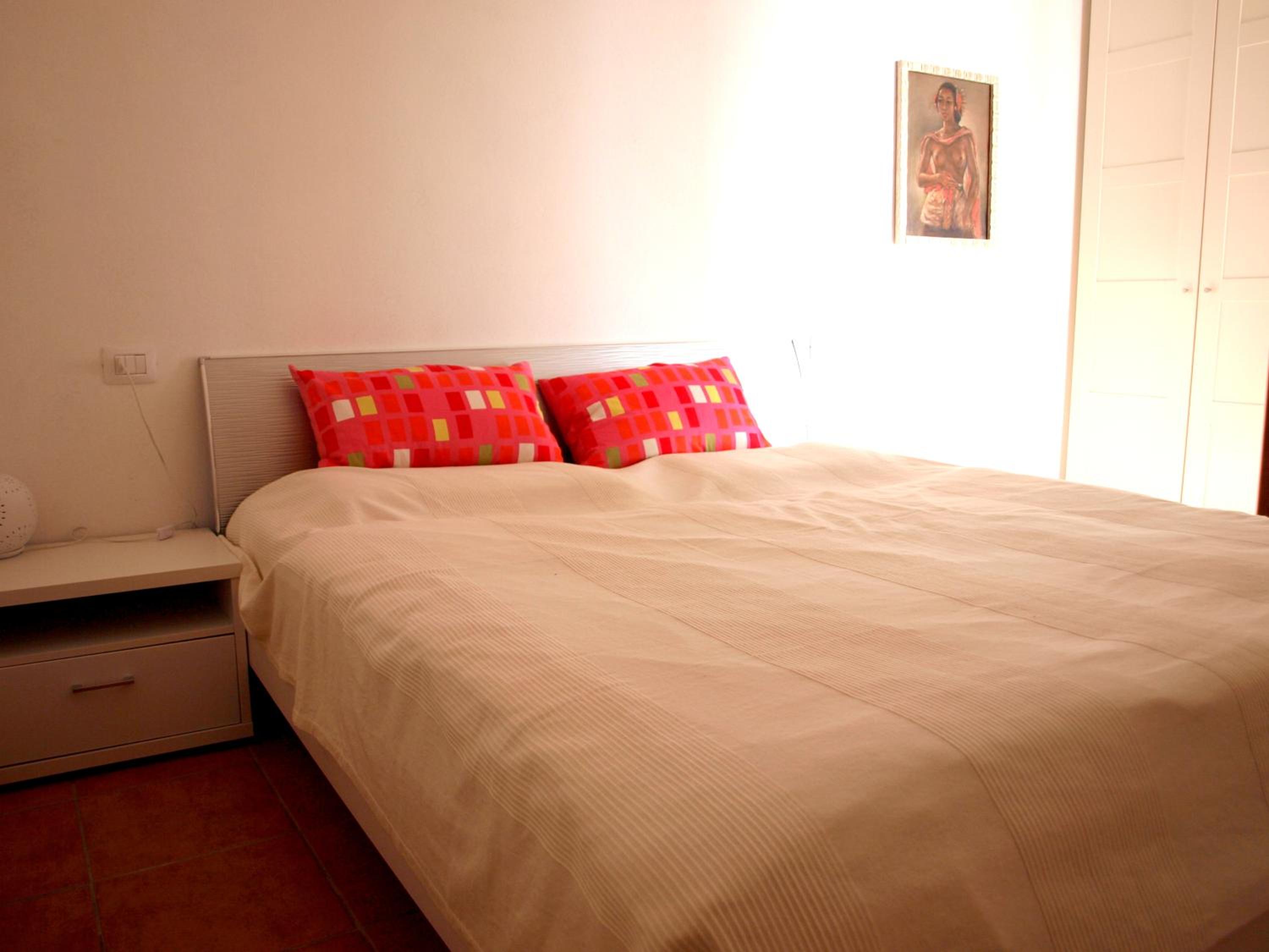 One-Bedroom Apartment With Lake View And Balcony photo 2
