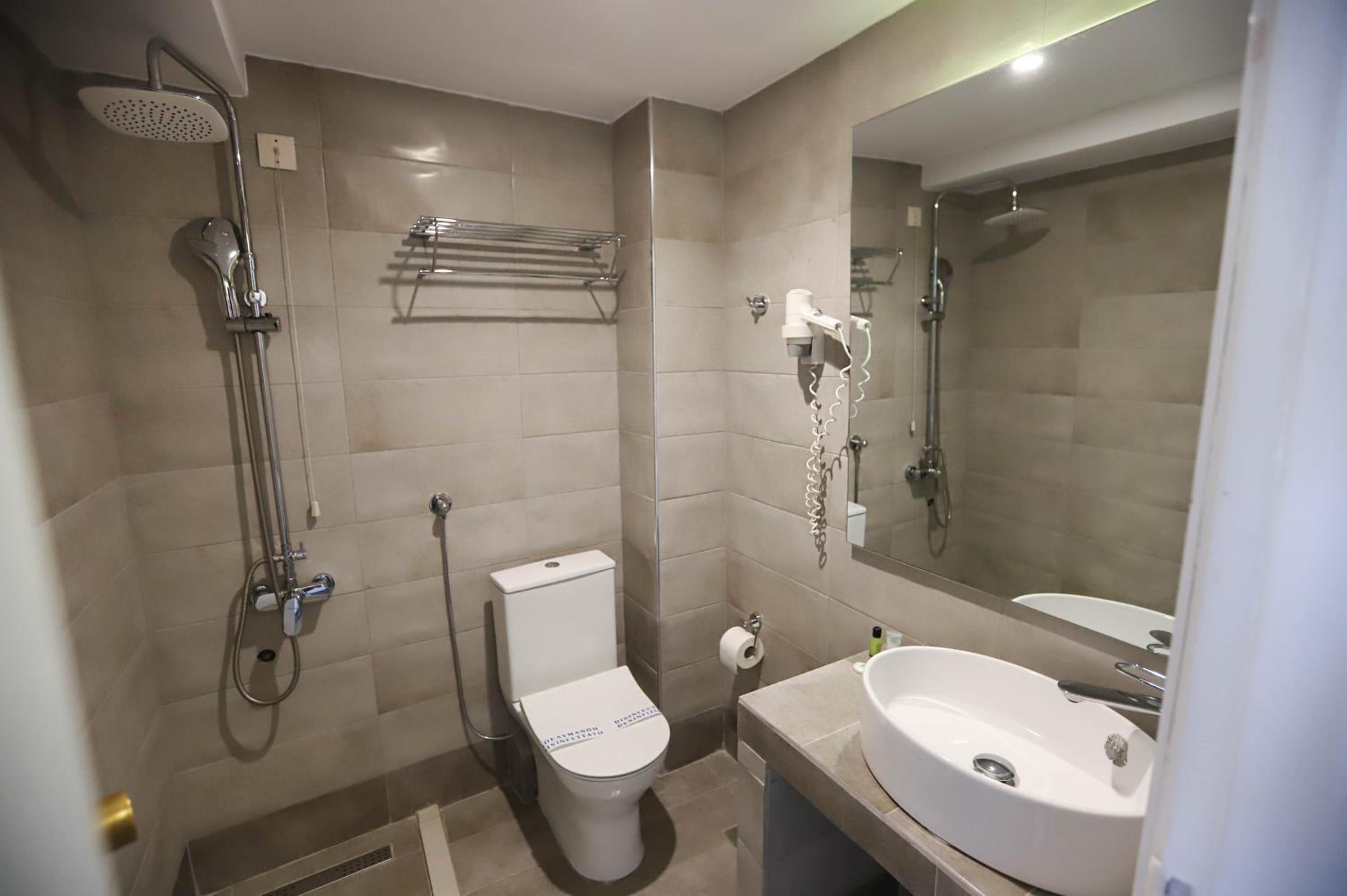 Standard Double or Twin Room with Balcony - Photo 11