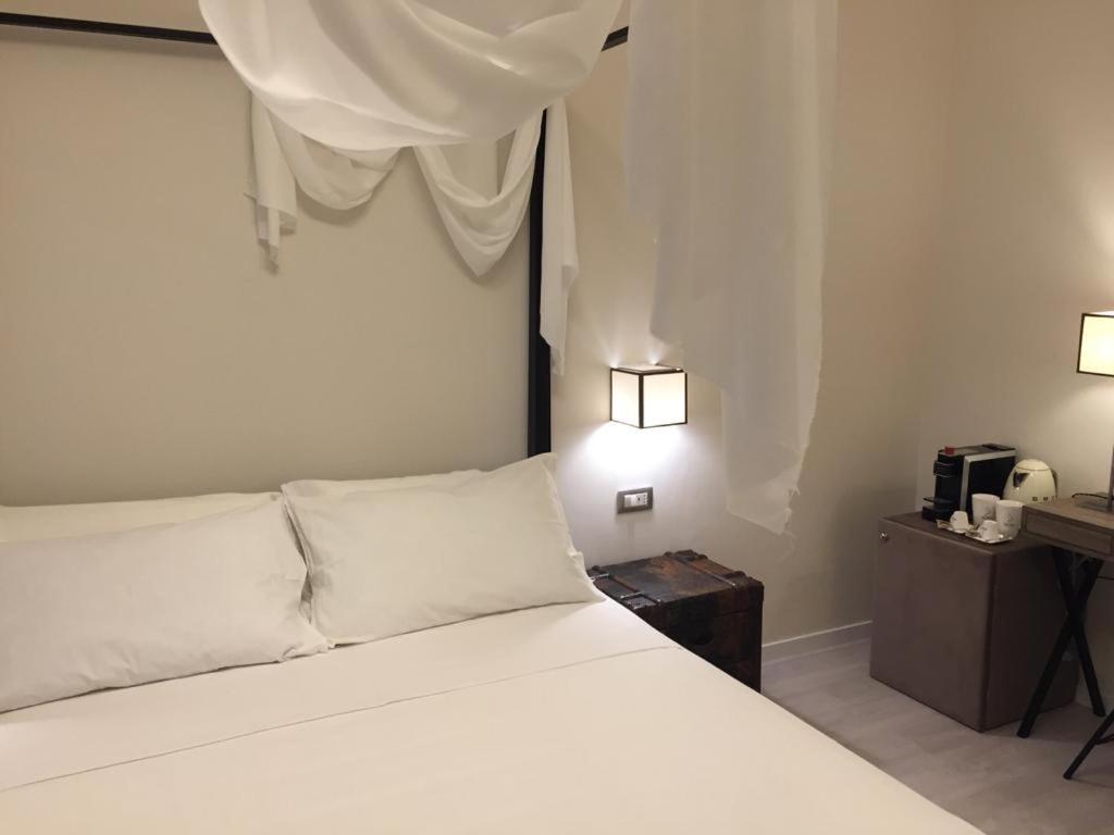 Junior Suite with Balcony - Photo 9
