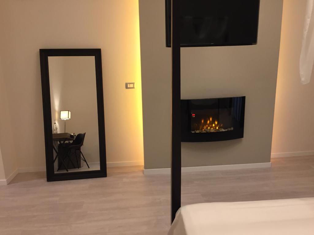 Junior Suite with Balcony - Photo 16