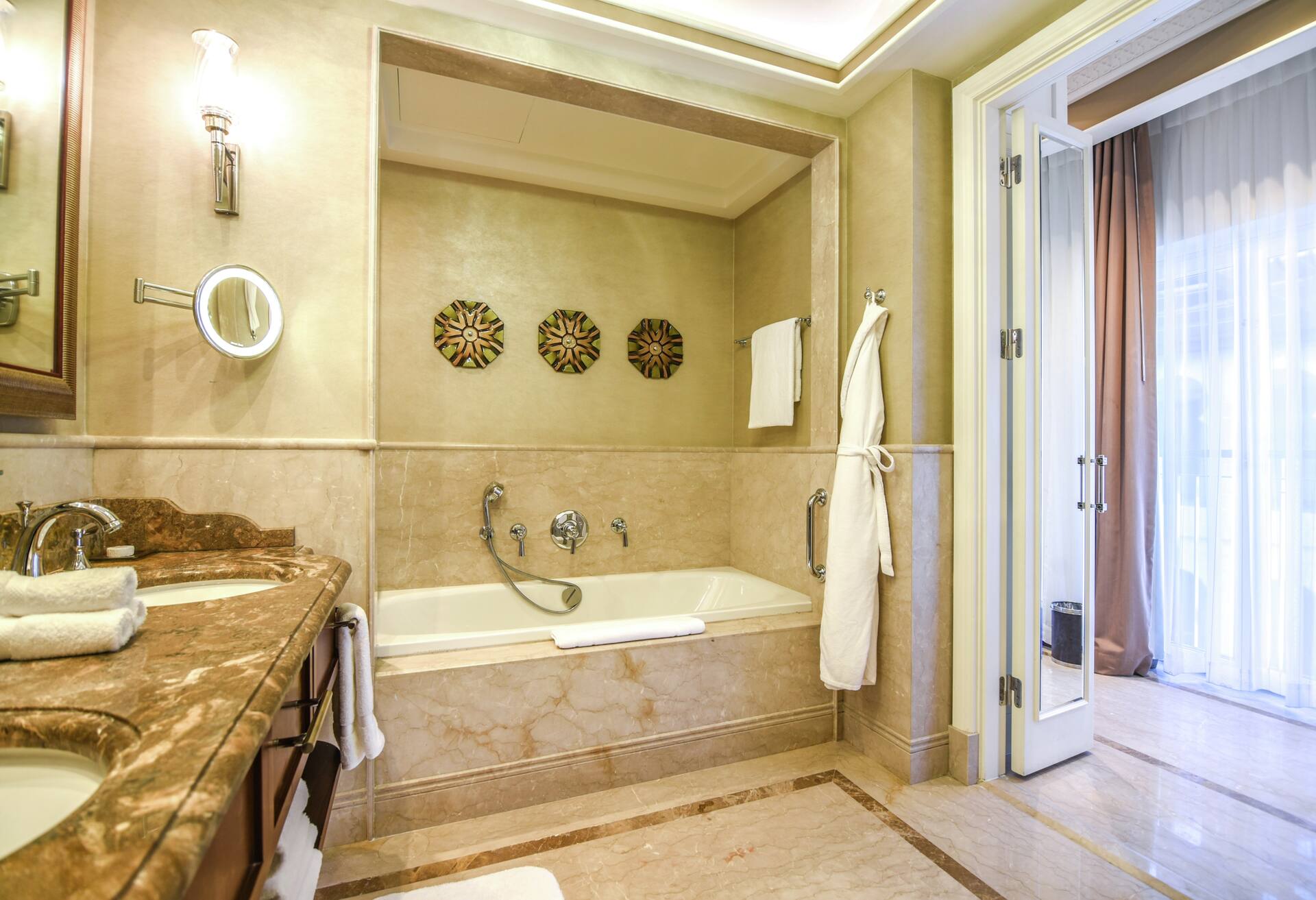Junior King Suite photo 3