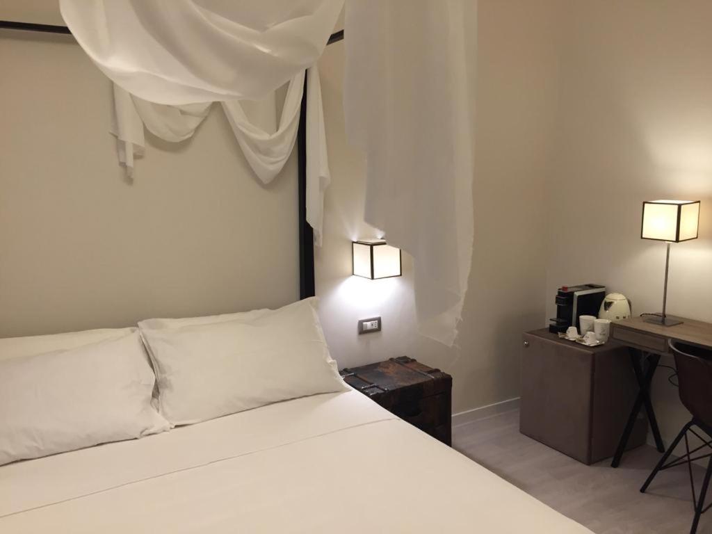 Junior Suite with Balcony - Photo 18