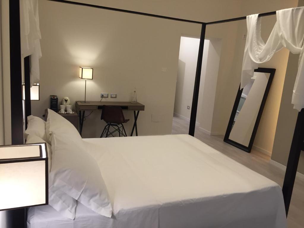 Junior Suite with Balcony - Photo 4
