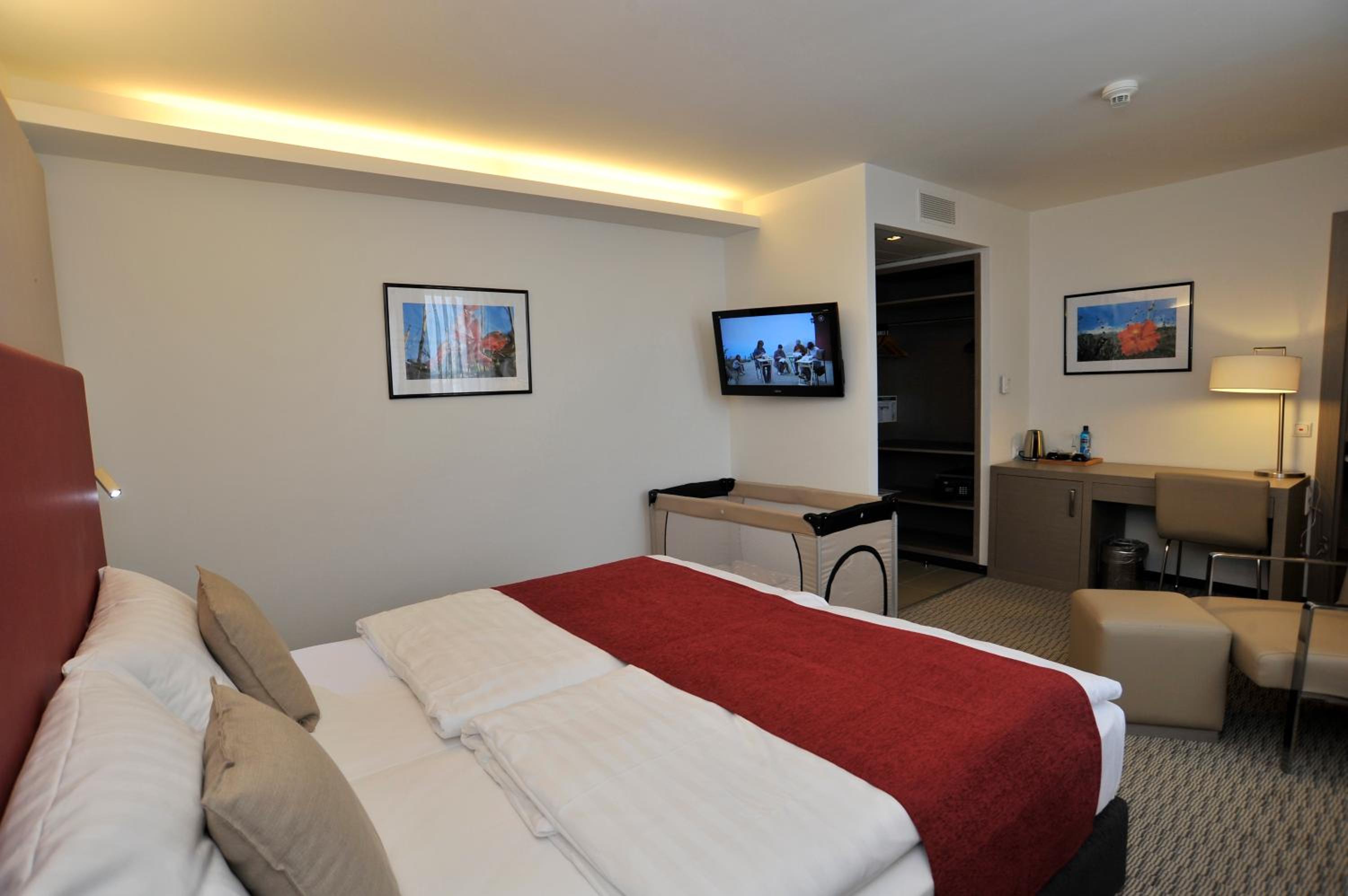 Deluxe Room 1 King Bed - Photo 2