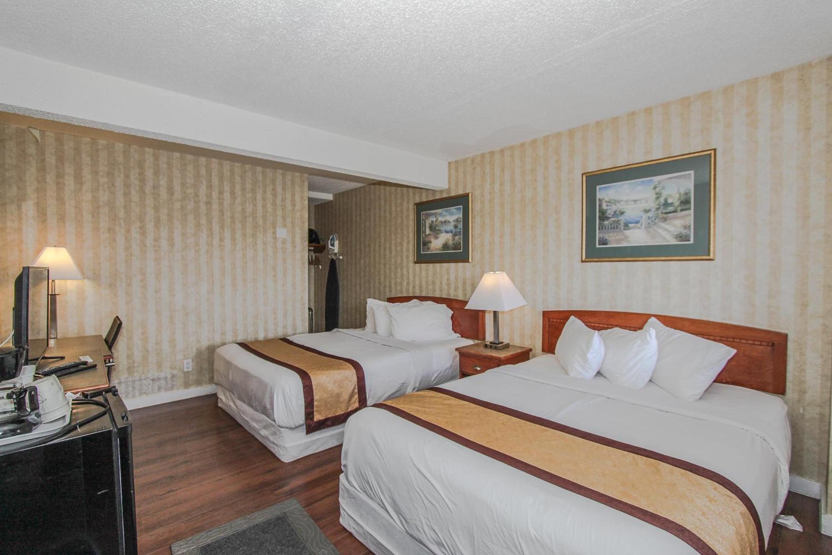 Queen Room With Two Queen Beds - Non-Smoking - Photo 1