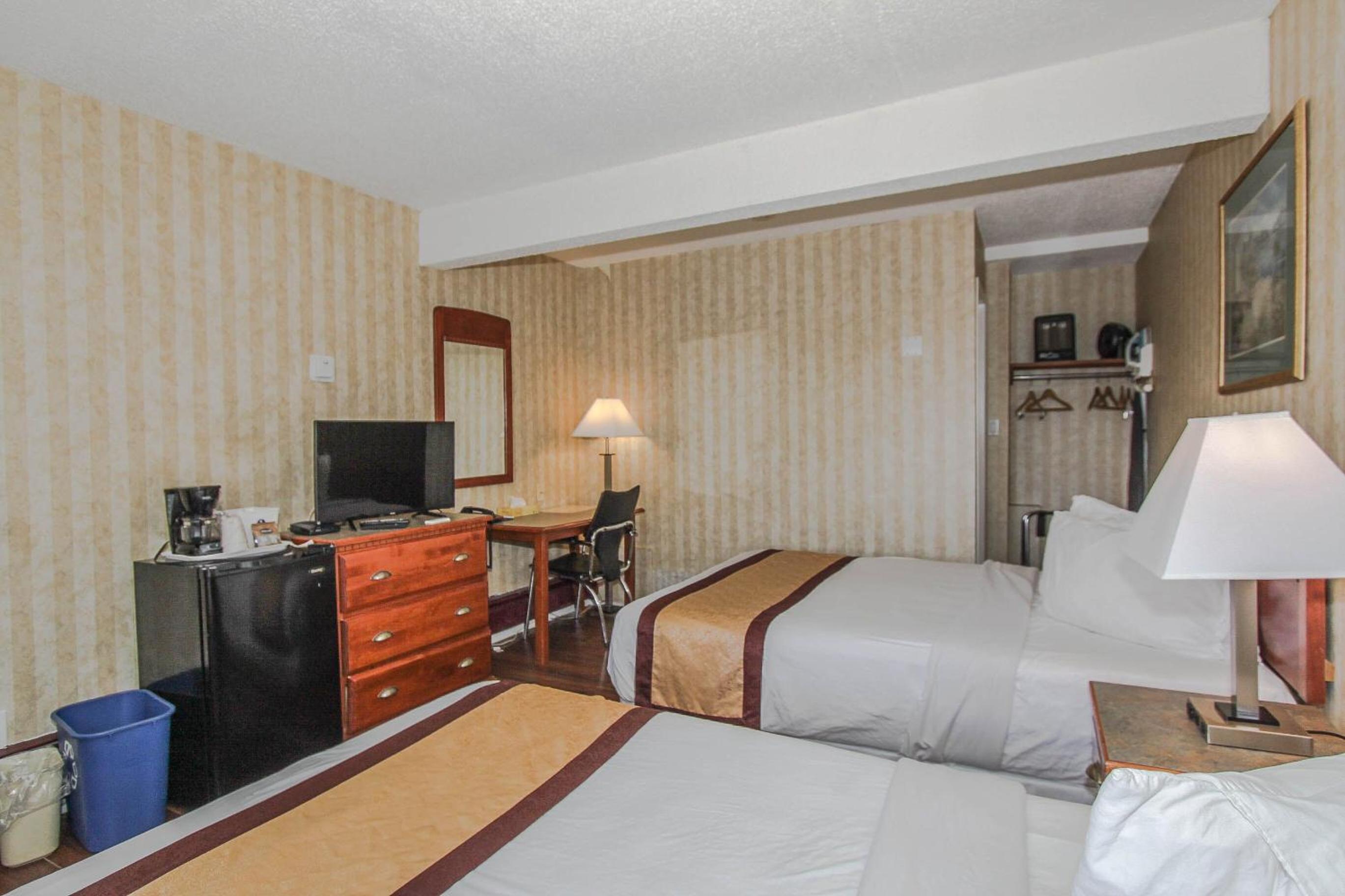 Queen Room With Two Queen Beds - Non-Smoking - Photo 5