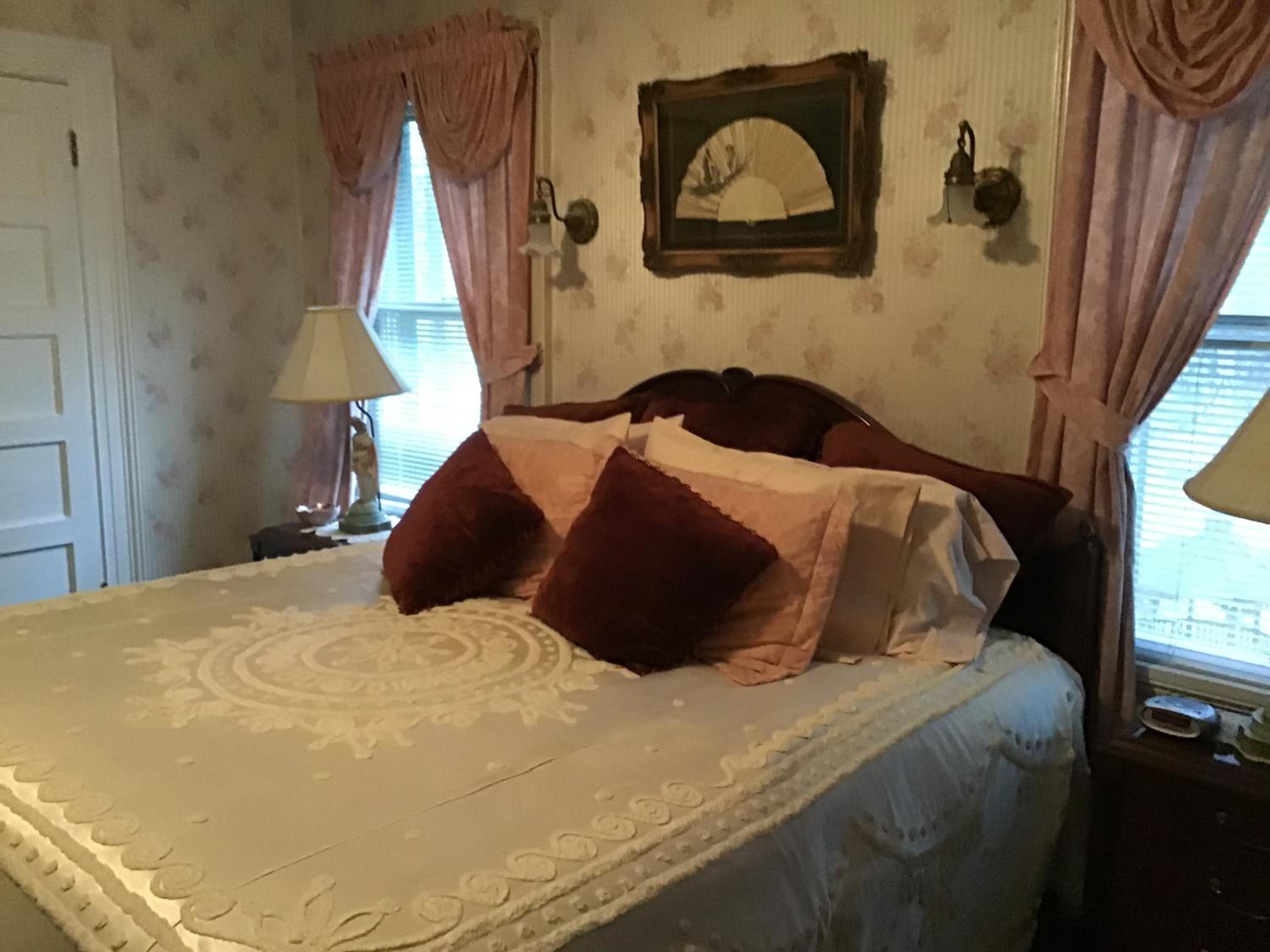 Deluxe King Suite - Photo 8