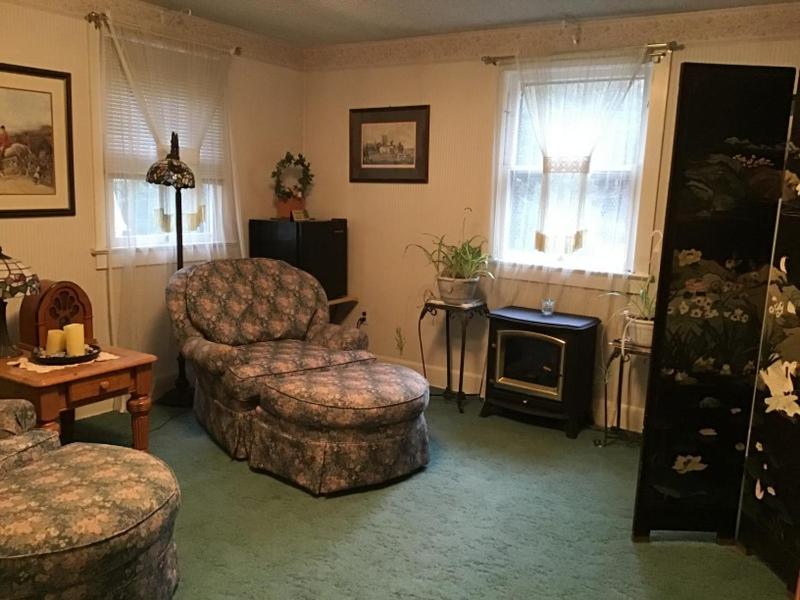 Deluxe King Suite - Photo 10
